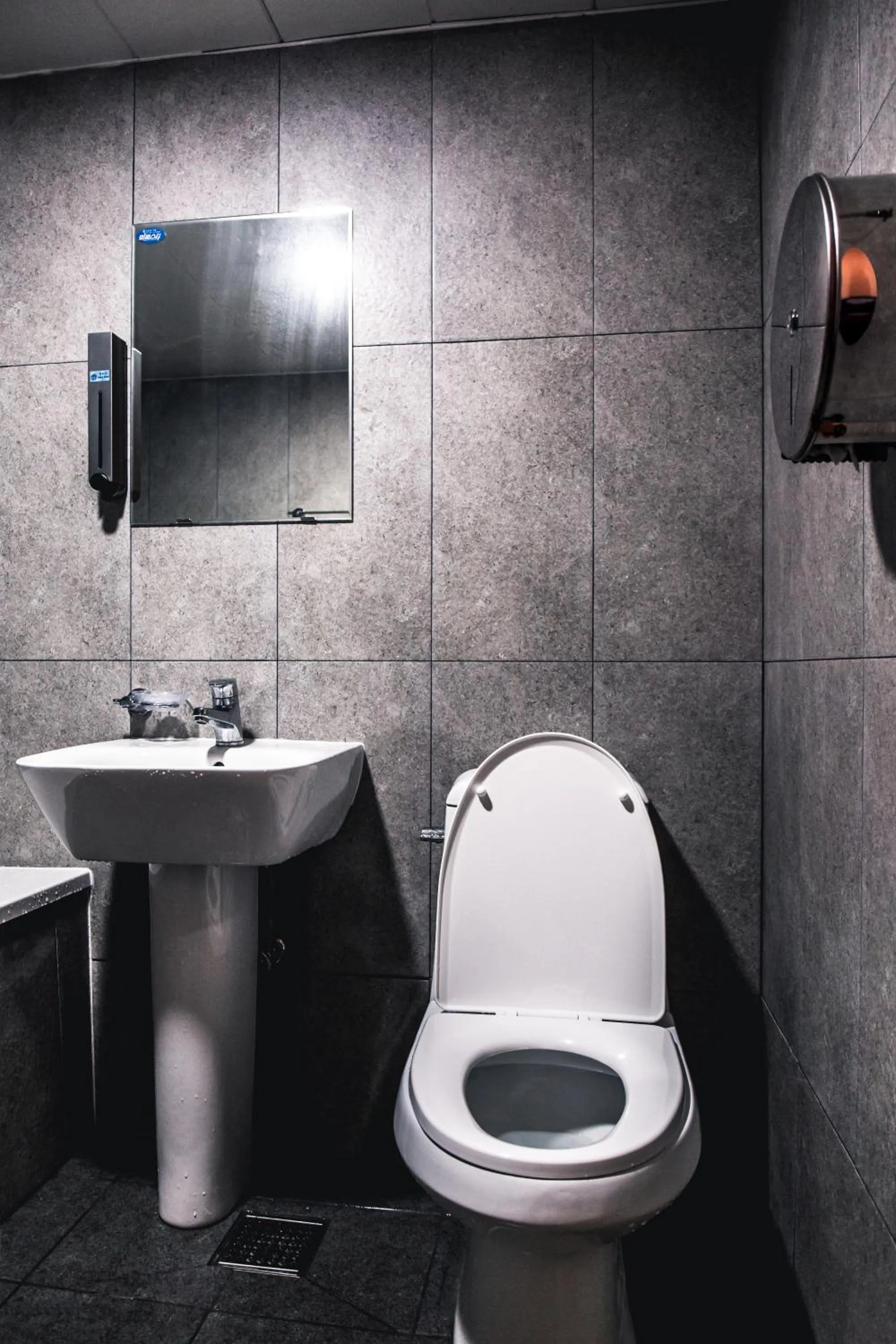 Toilet in Kimchee Busan Downtown Guesthouse