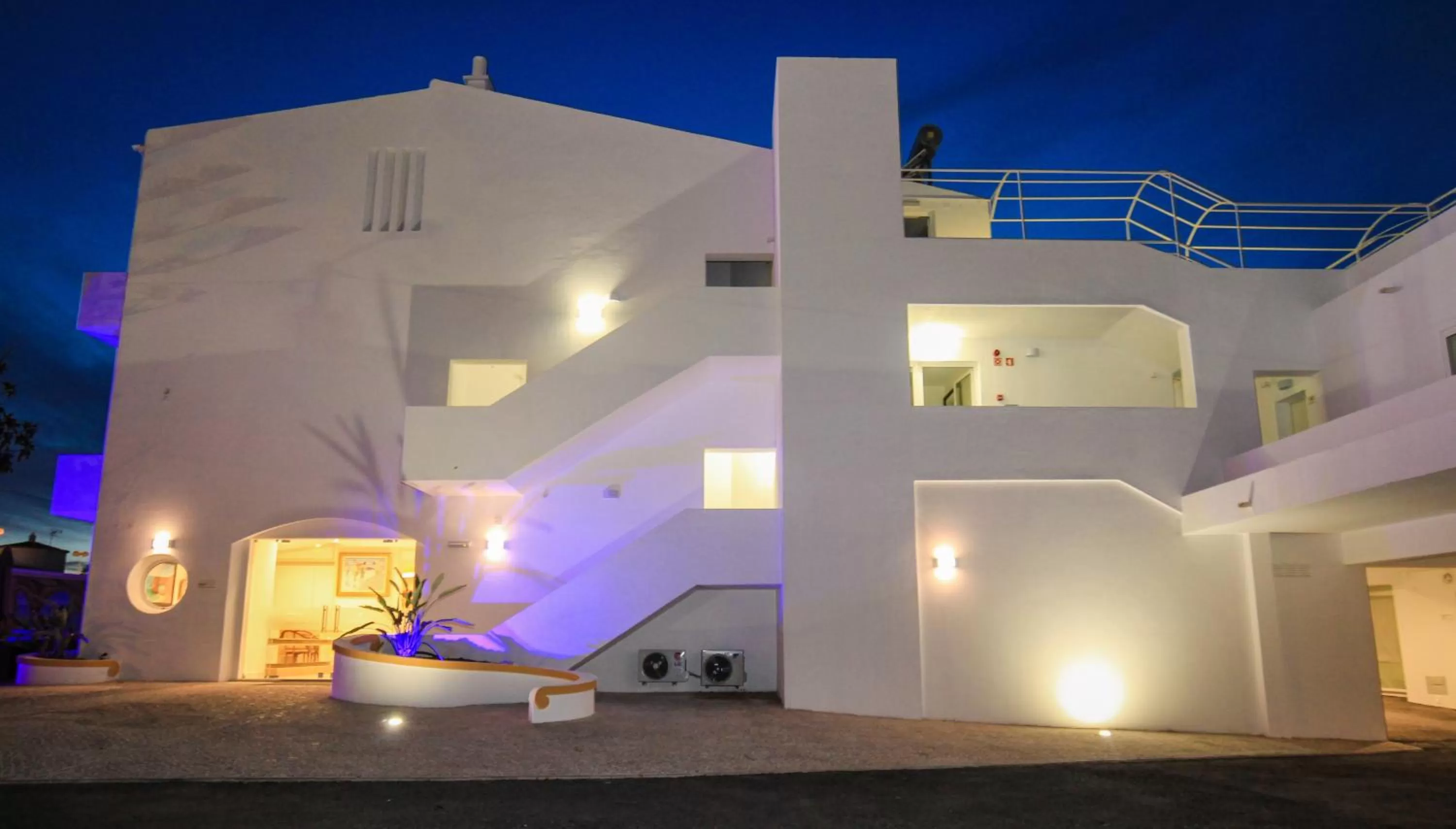 Facade/entrance in Lagoa Hotel