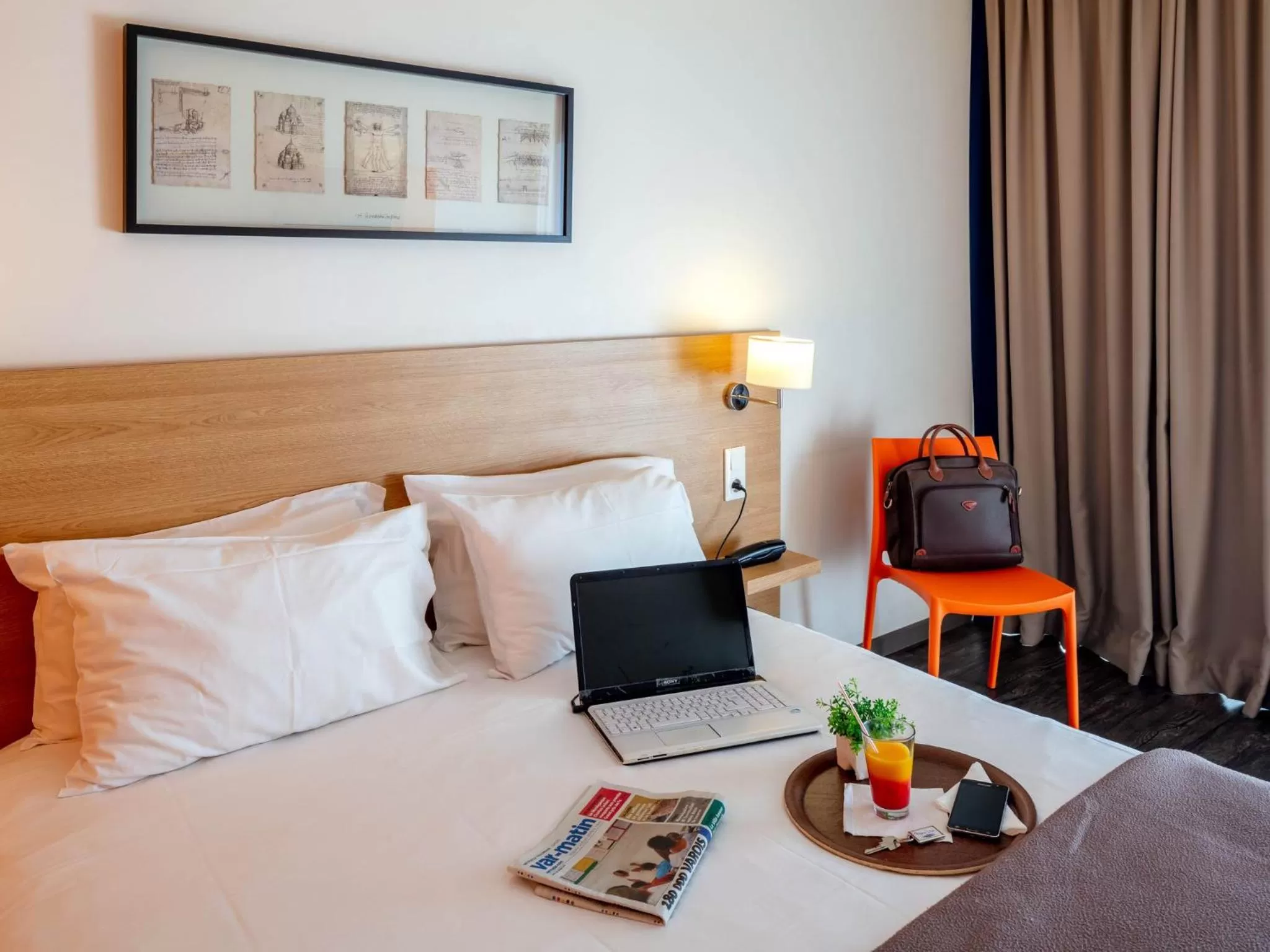 Bed in Noemys Toulon La Valette - Hotel restaurant avec piscine