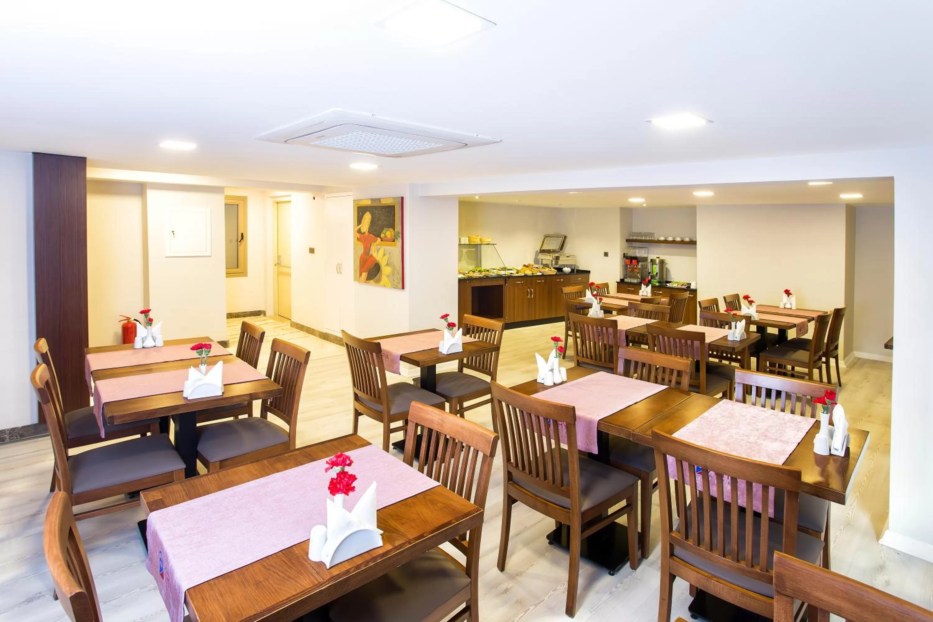 Restaurant/places to eat in Perla Arya Hotel
