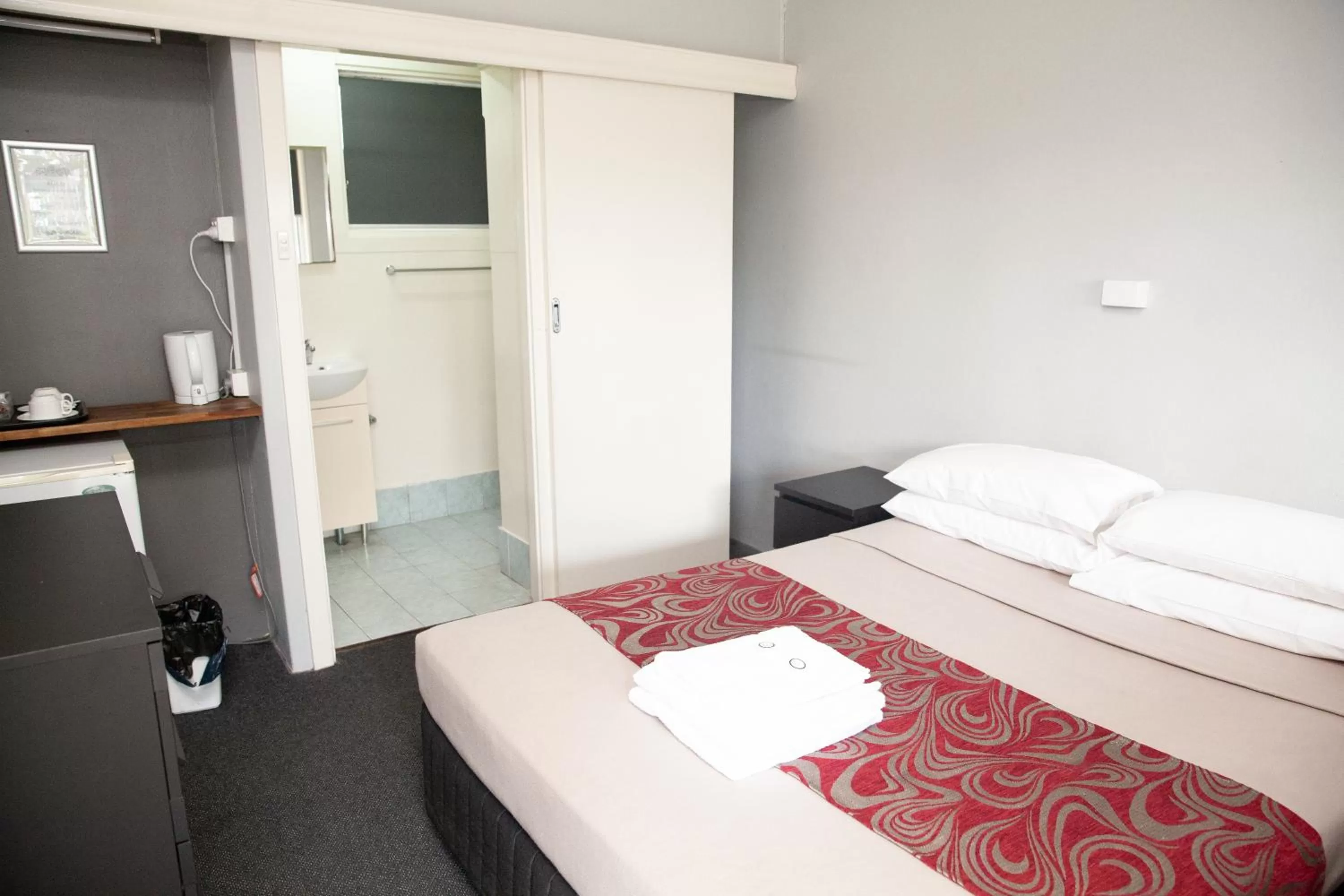 Bed in Royal Hotel Singleton