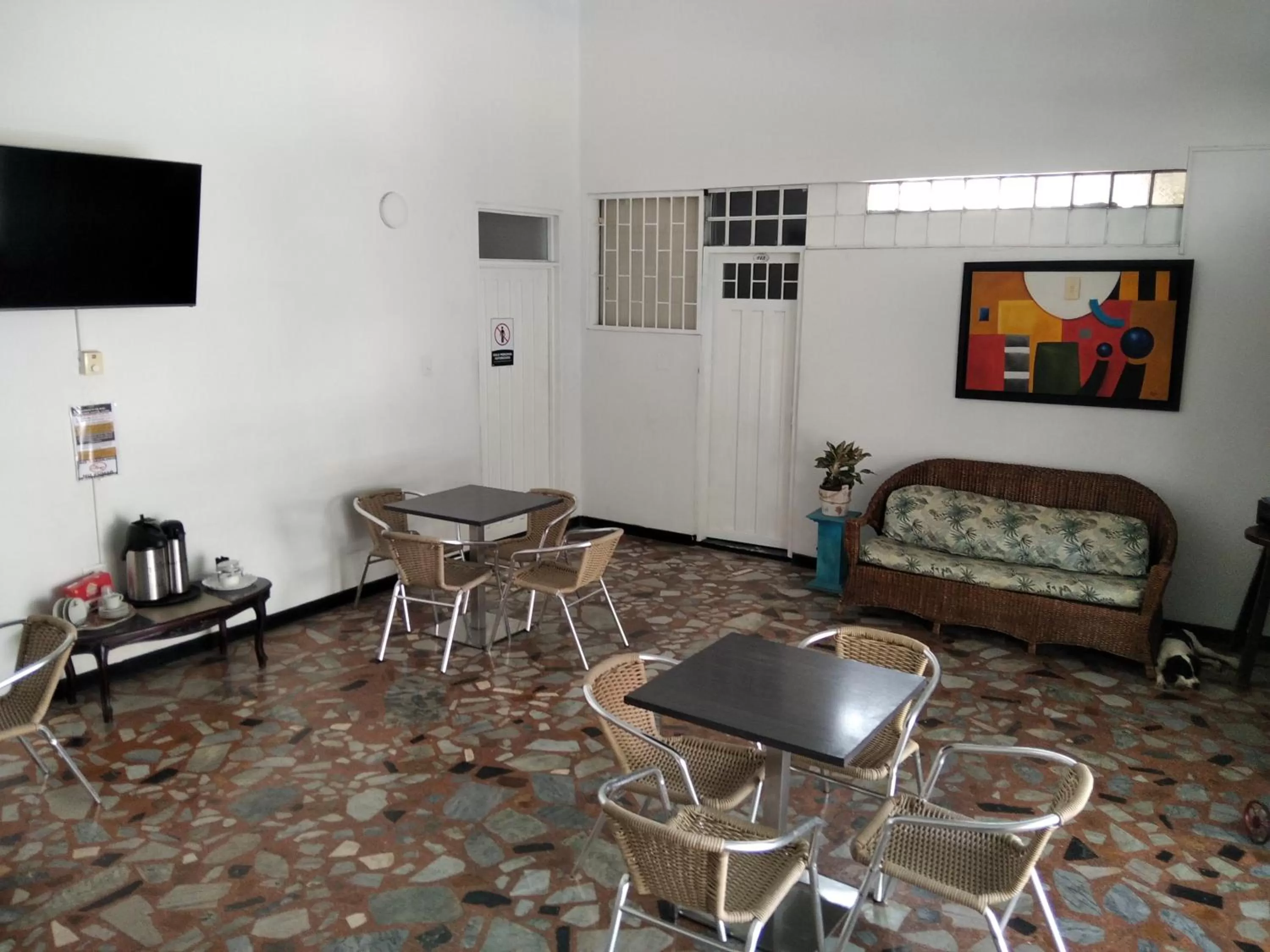 Communal lounge/ TV room in HOTEL MACEO MELGAR