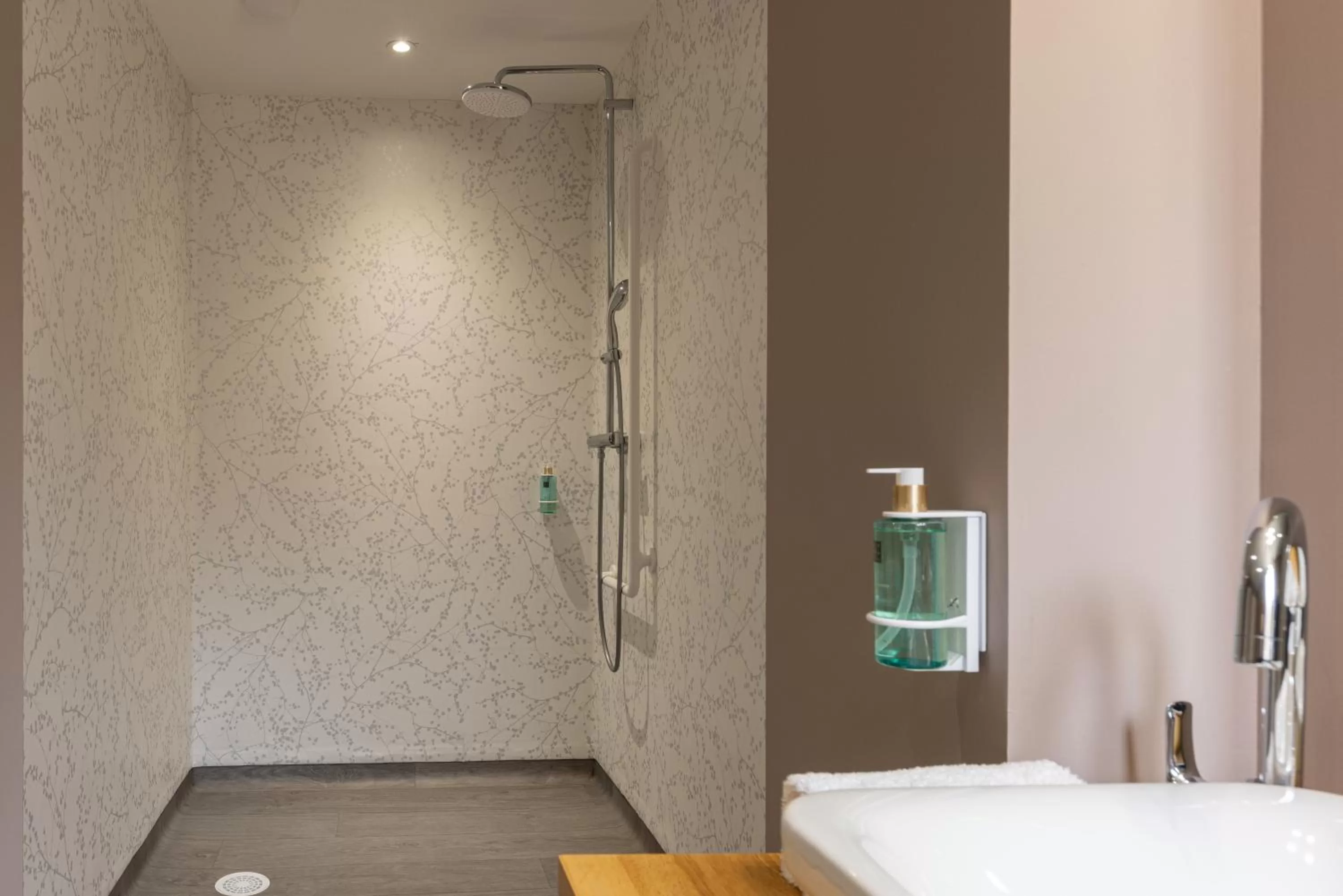 Bathroom in Hôtel-Restaurant des Augustins