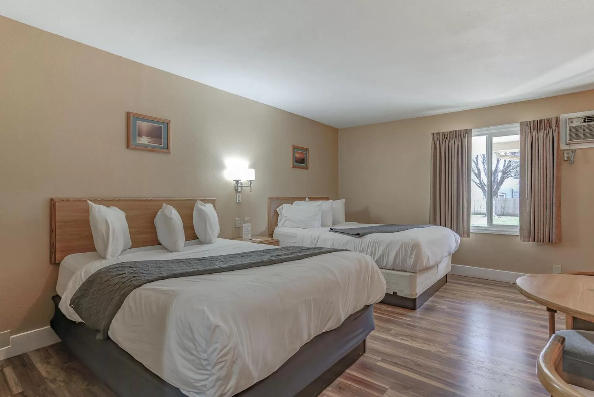 Bed in Shasta Pines Motel & Suites