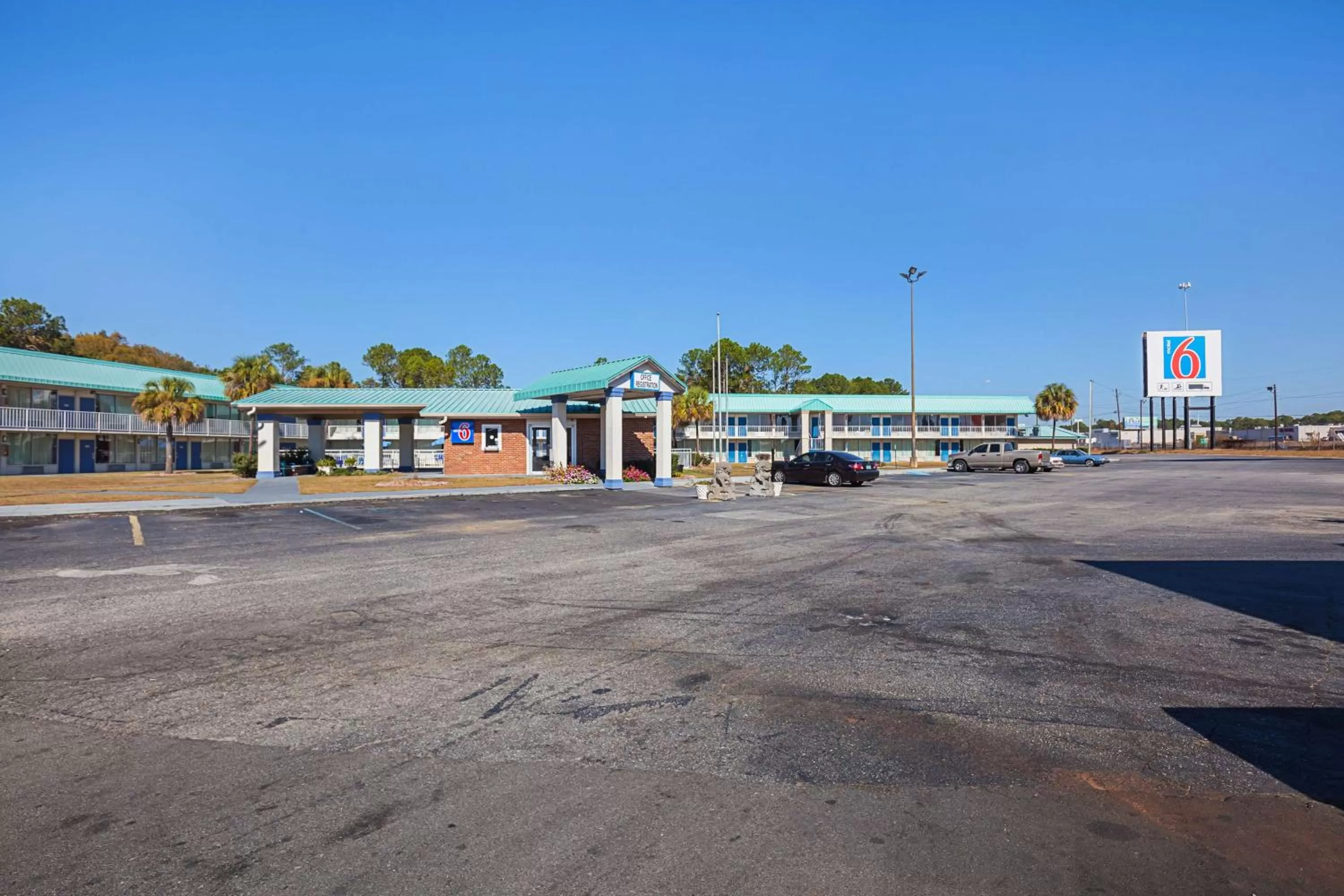 Property building in Motel 6-Tifton, GA