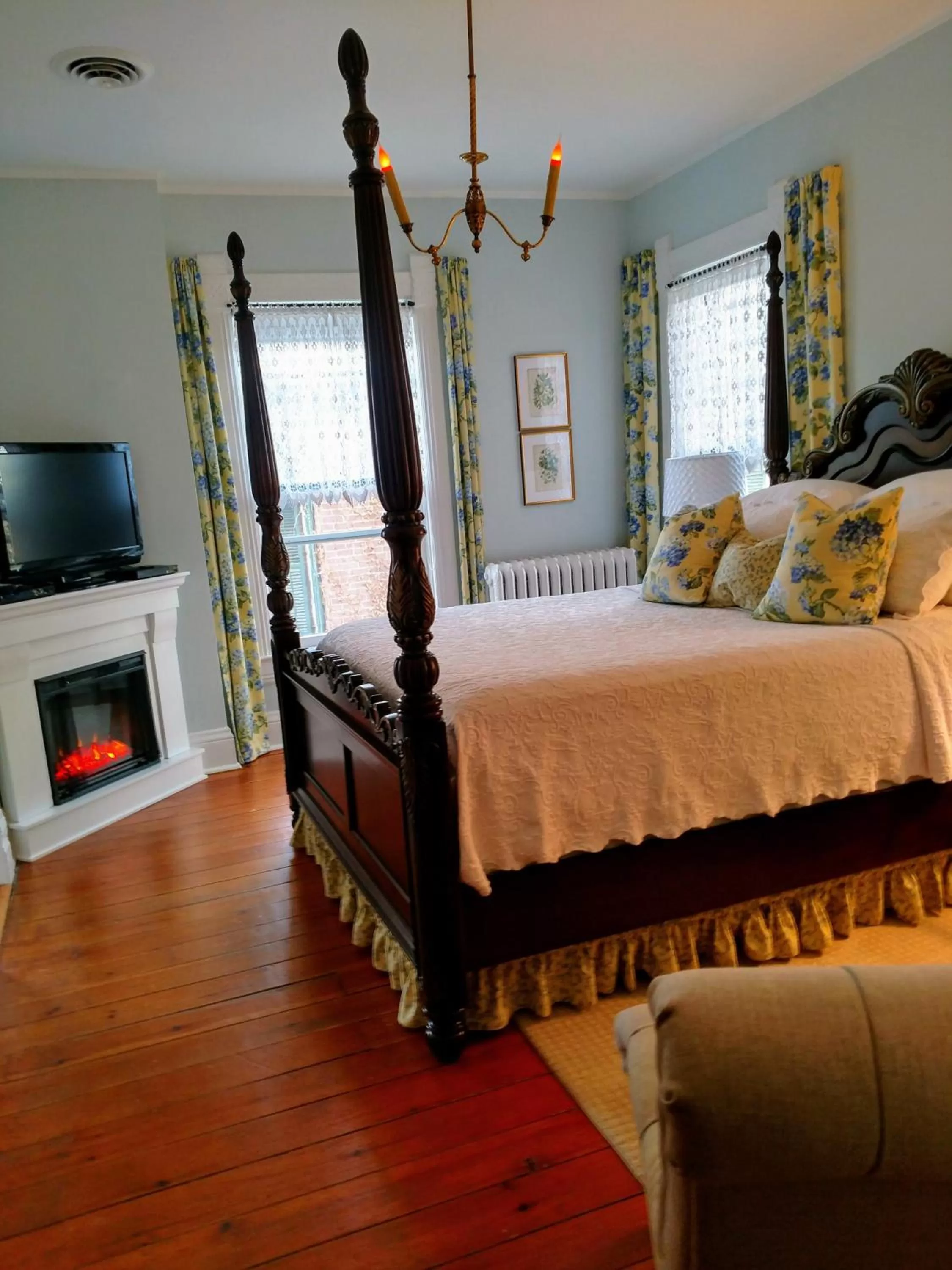 Photo of the whole room, Bed in Lamberson Guest House