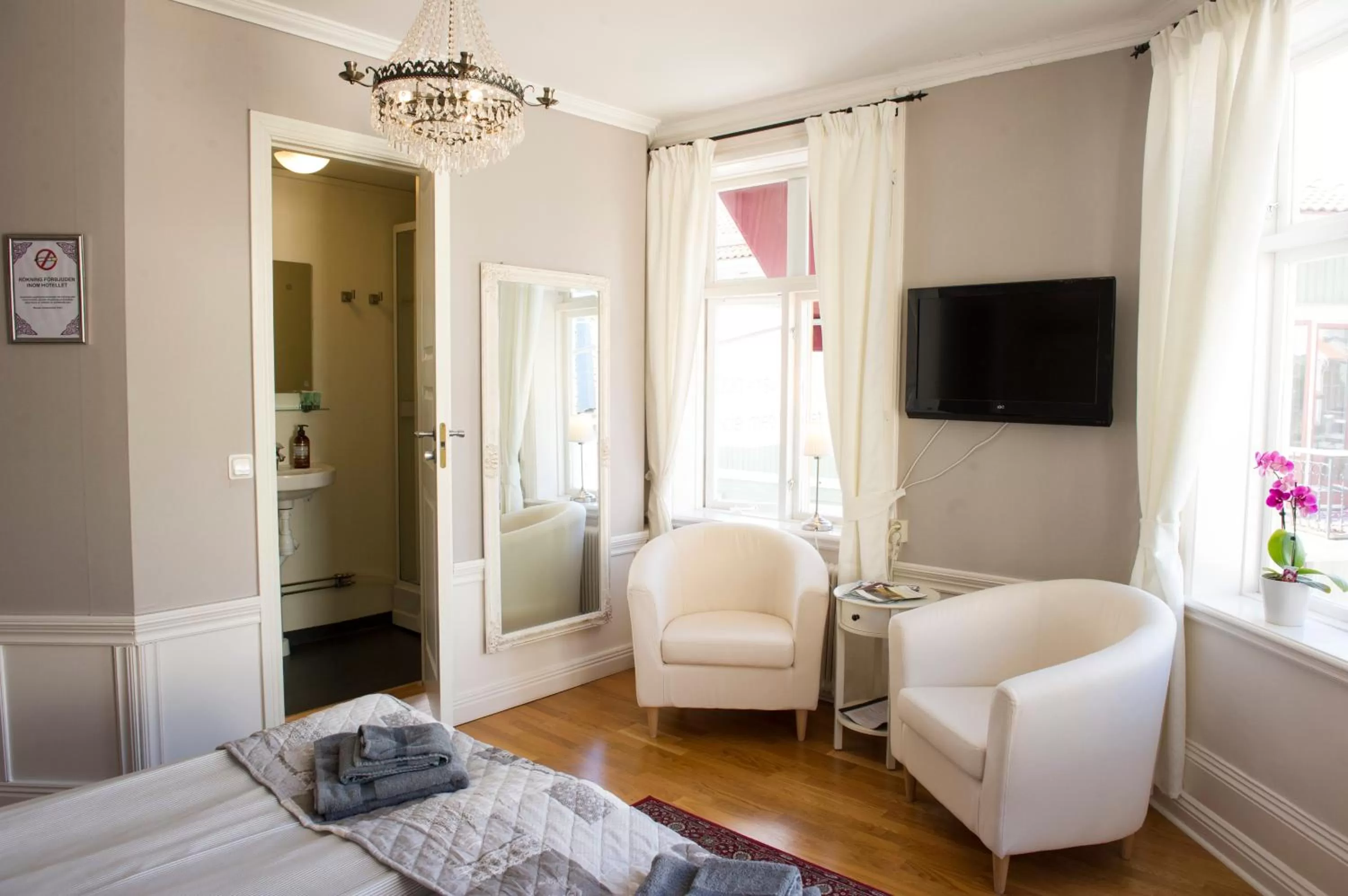 Bathroom, Bed in Lilla Hotellet i Nora