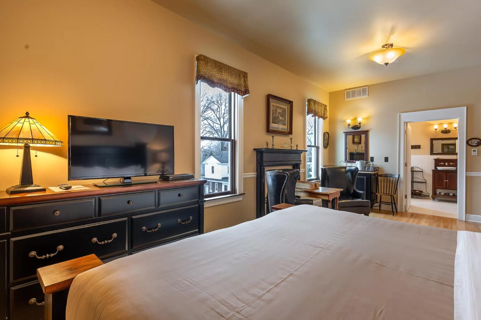 TV and multimedia, Bed in Steele Mansion Inn & Gathering Hub