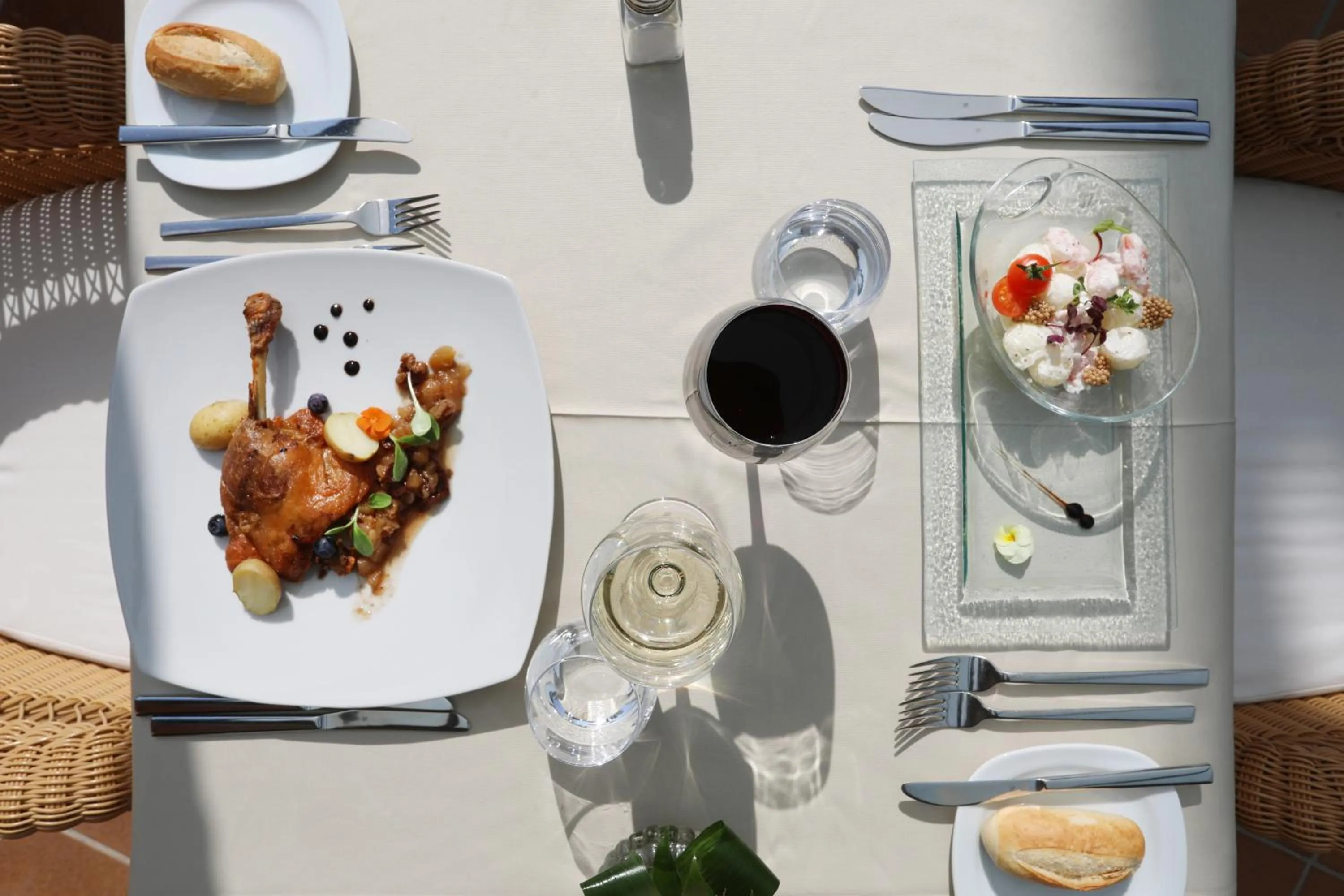 Restaurant/places to eat in Mon Port Hotel & Spa