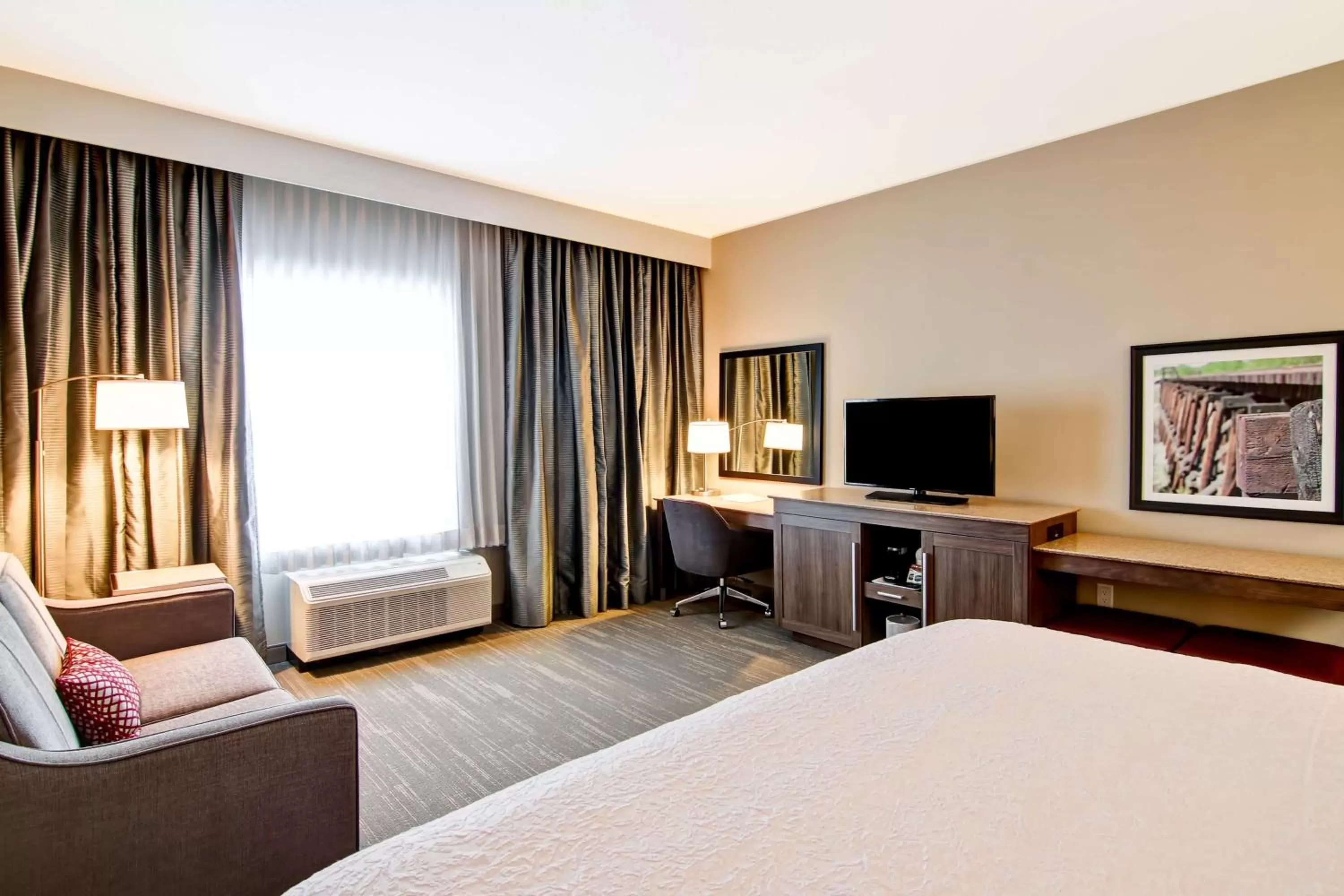 Bedroom, Bed in Hampton Inn & Suites by Hilton Grande Prairie