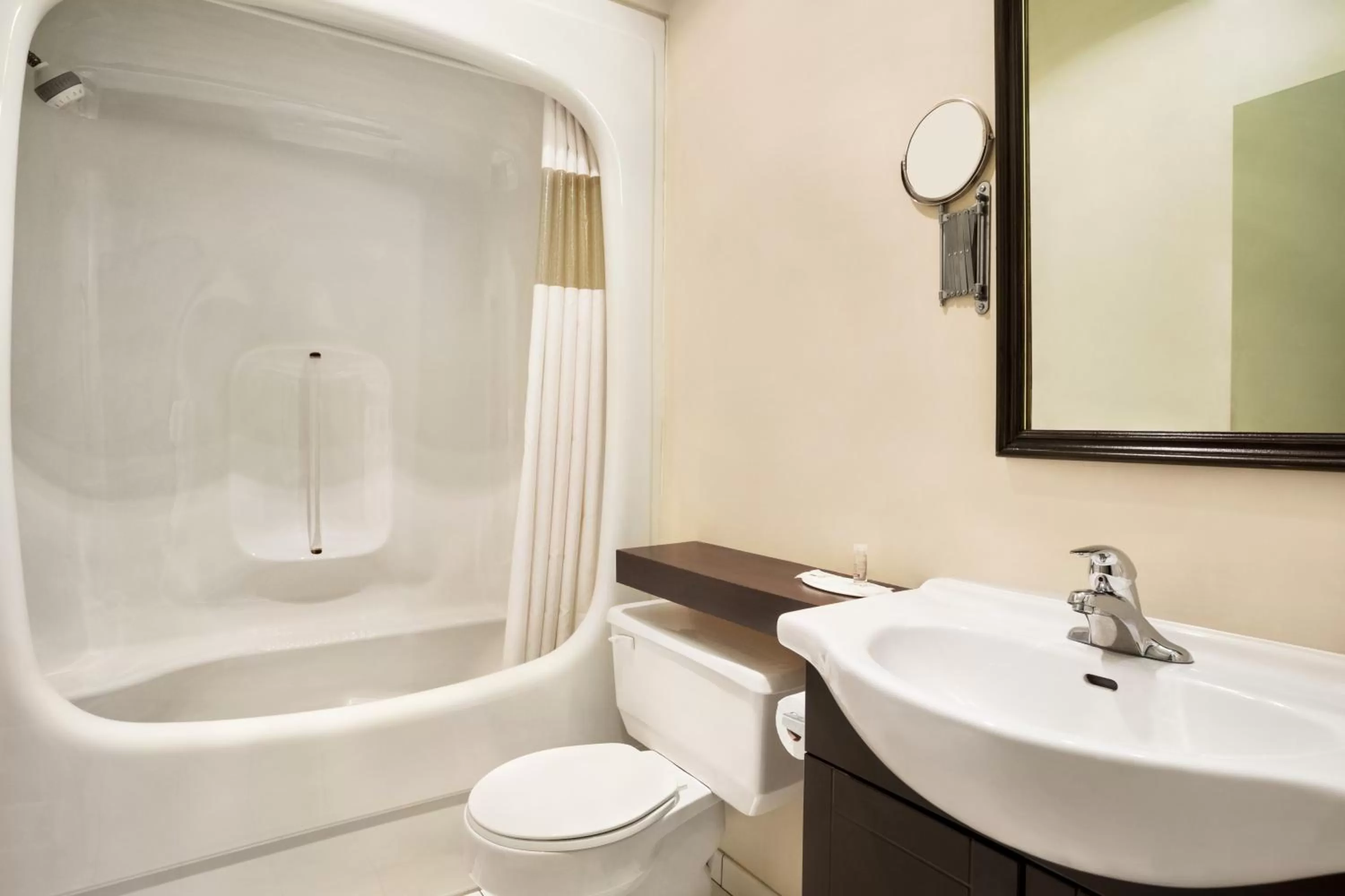 Bath in Days Inn by Wyndham Ste. Helene-de-Bagot