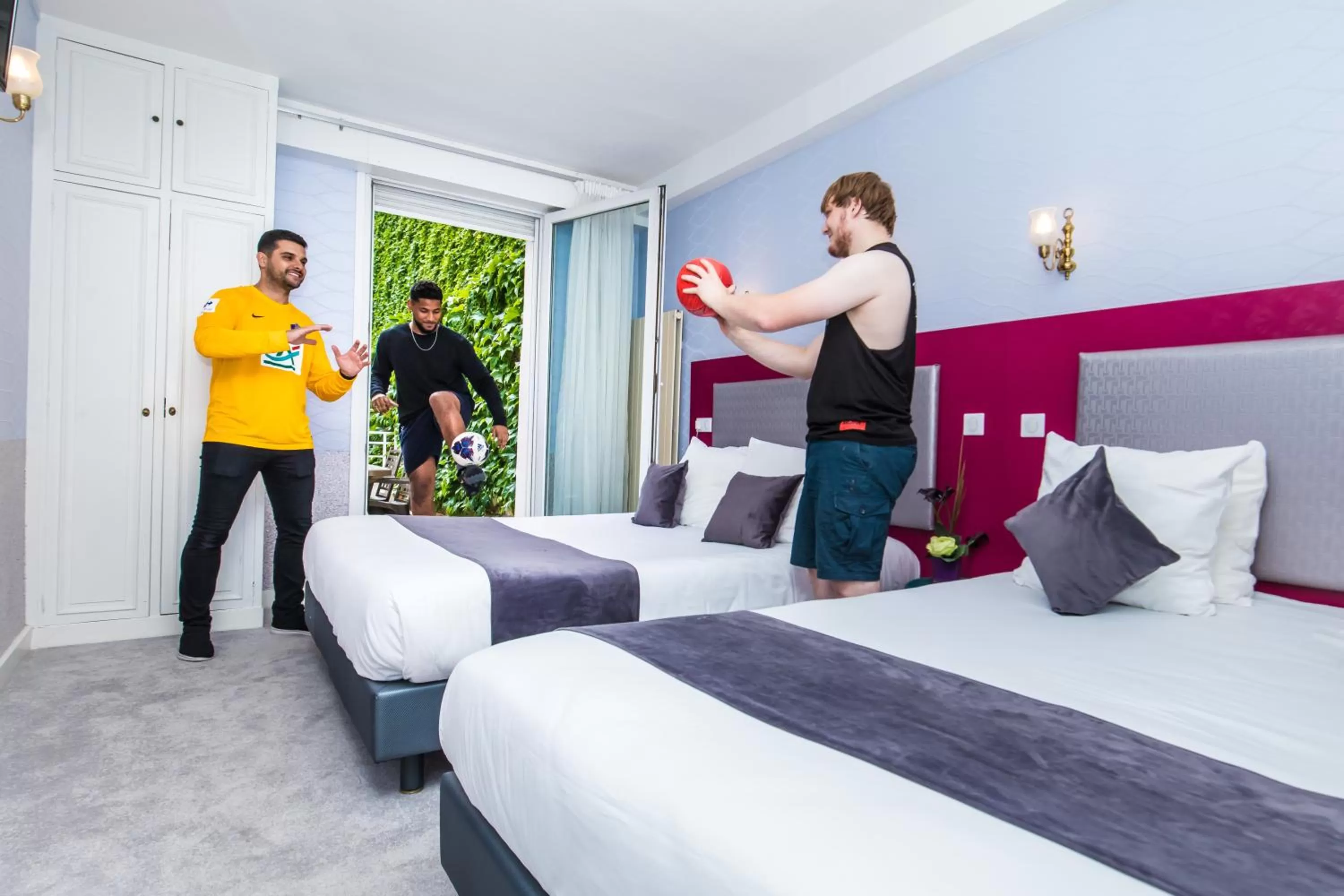 Bed in HOTEL DE PARIS MONTPARNASSE