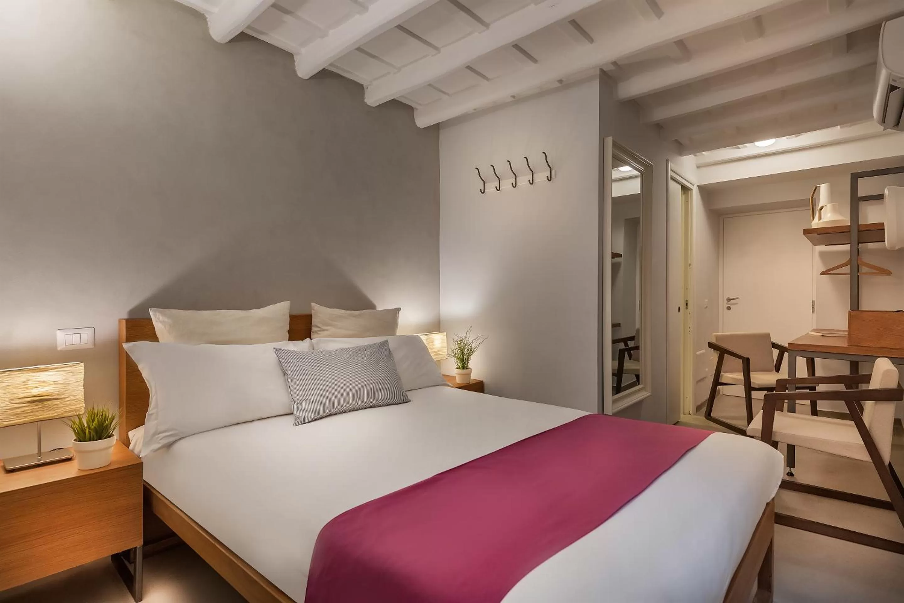 Photo of the whole room, Bed in The Spanish Suite Piazza di Spagna