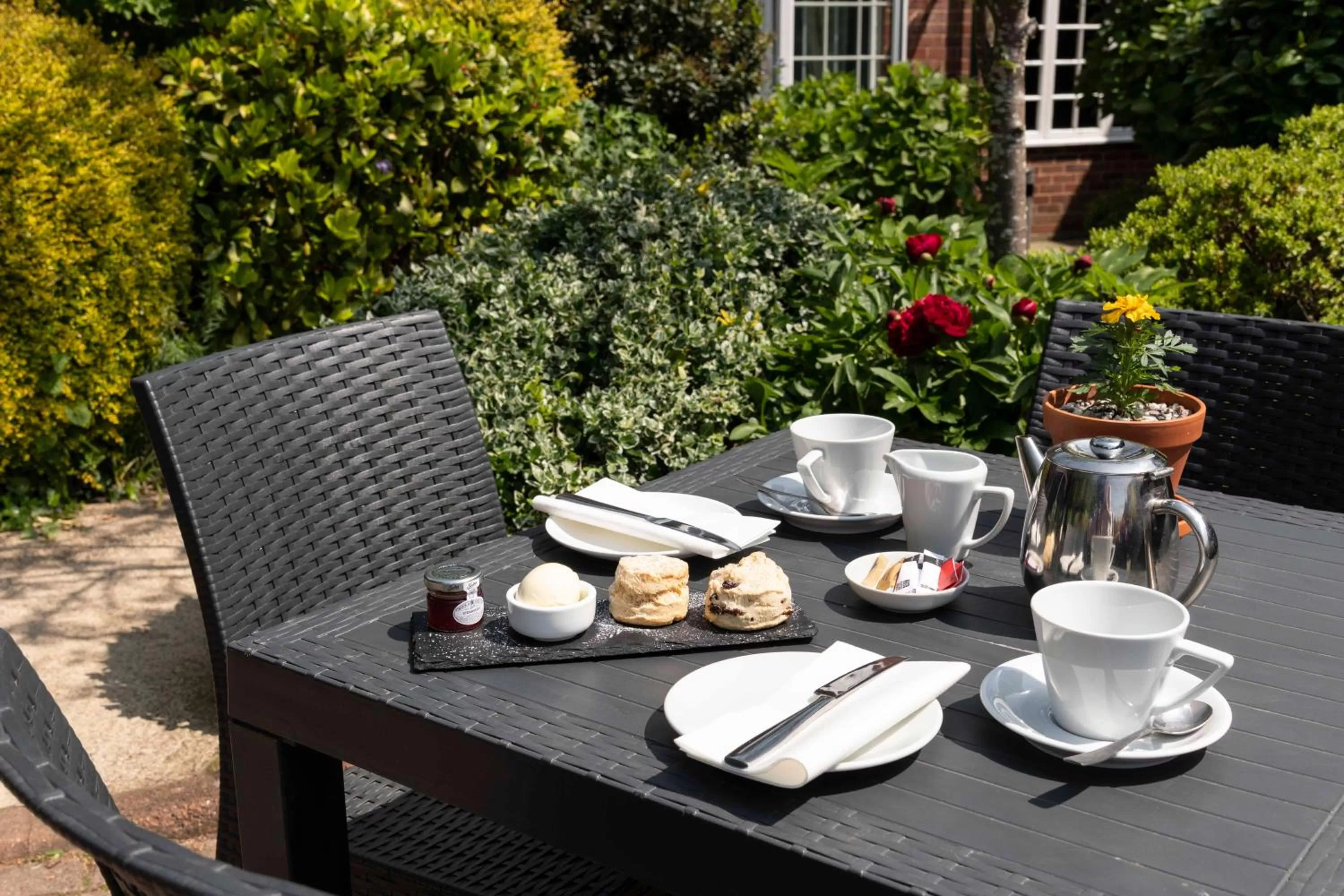 Restaurant/places to eat in Wisteria Hotel