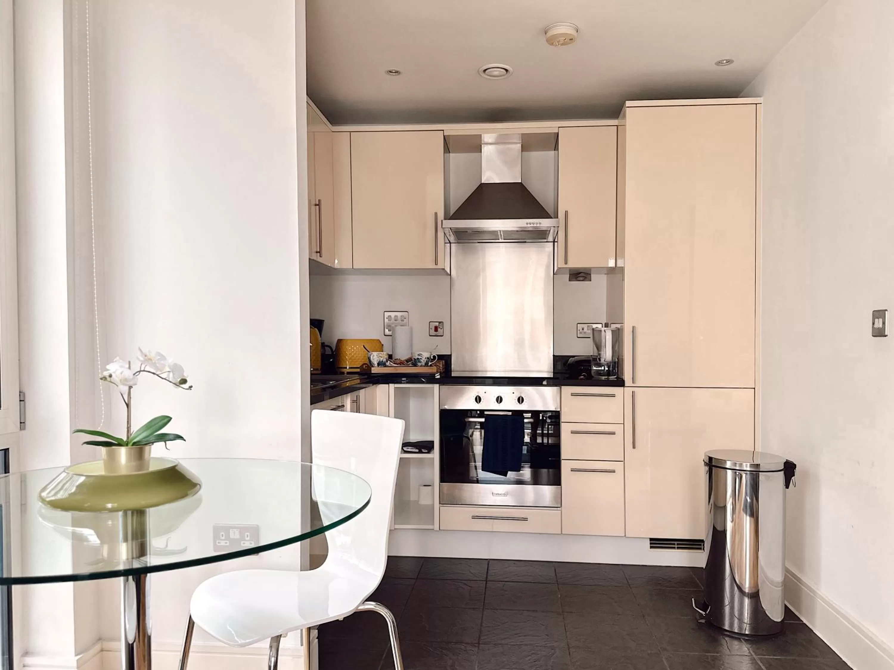 kitchen in Canary Wharf - Luxury Apartments