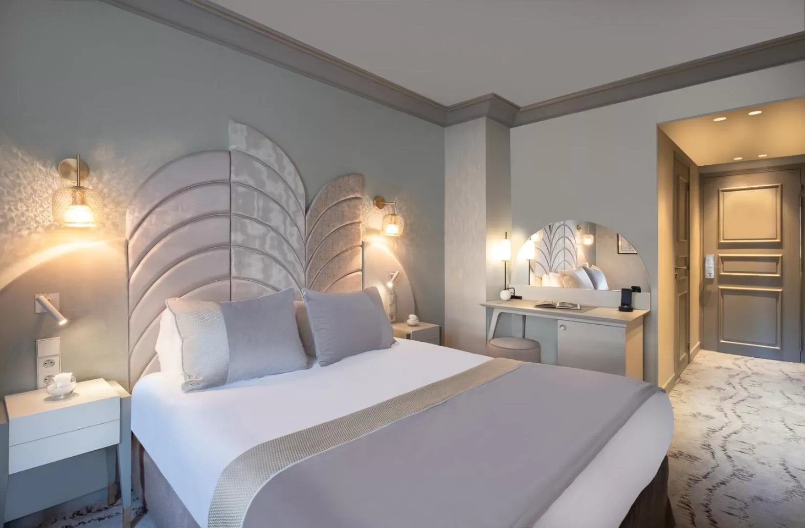 Photo of the whole room, Bed in Hôtel le Derby Alma by Inwood Hotels