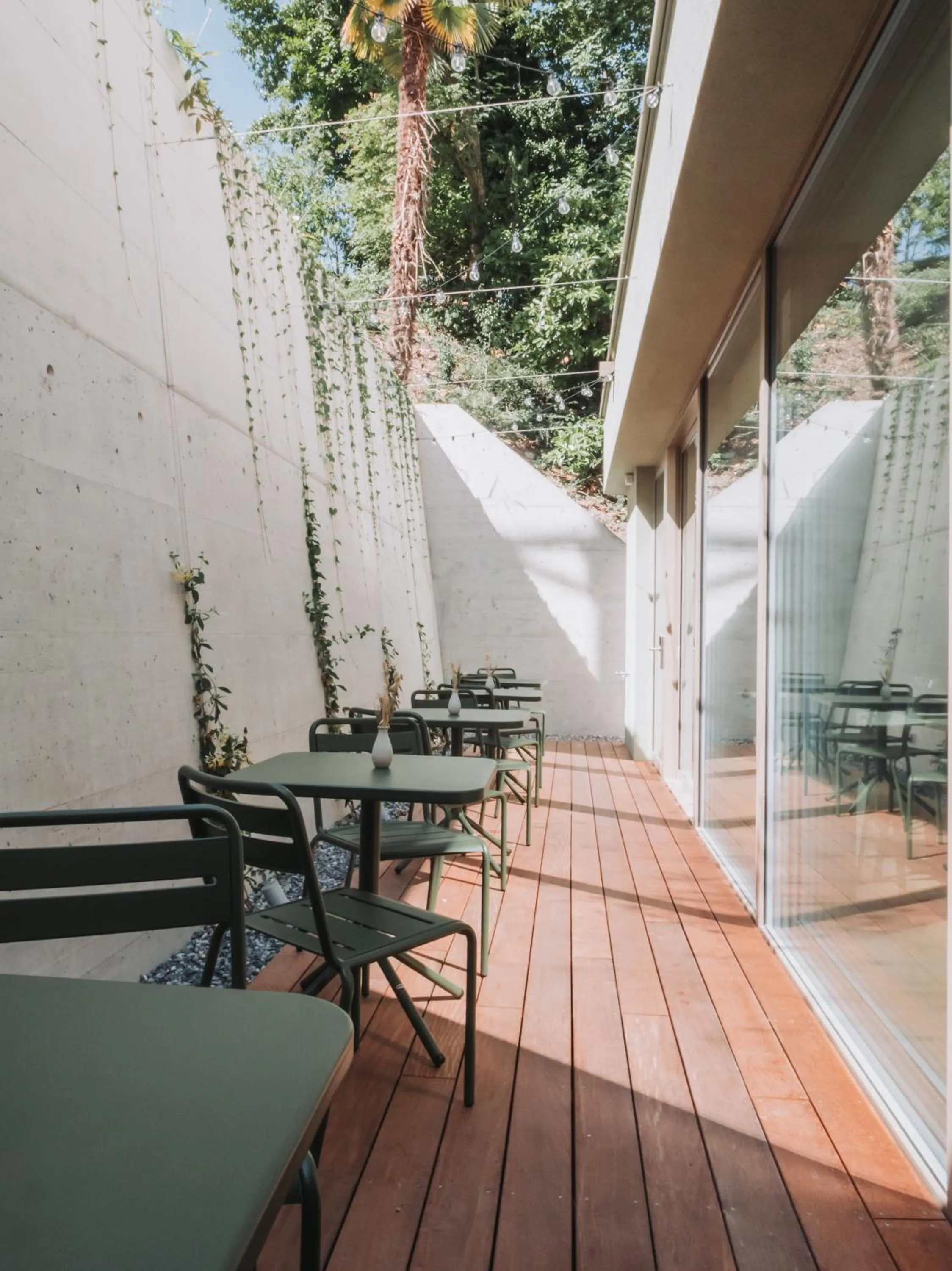 Restaurant/places to eat in Montreux Youth Hostel