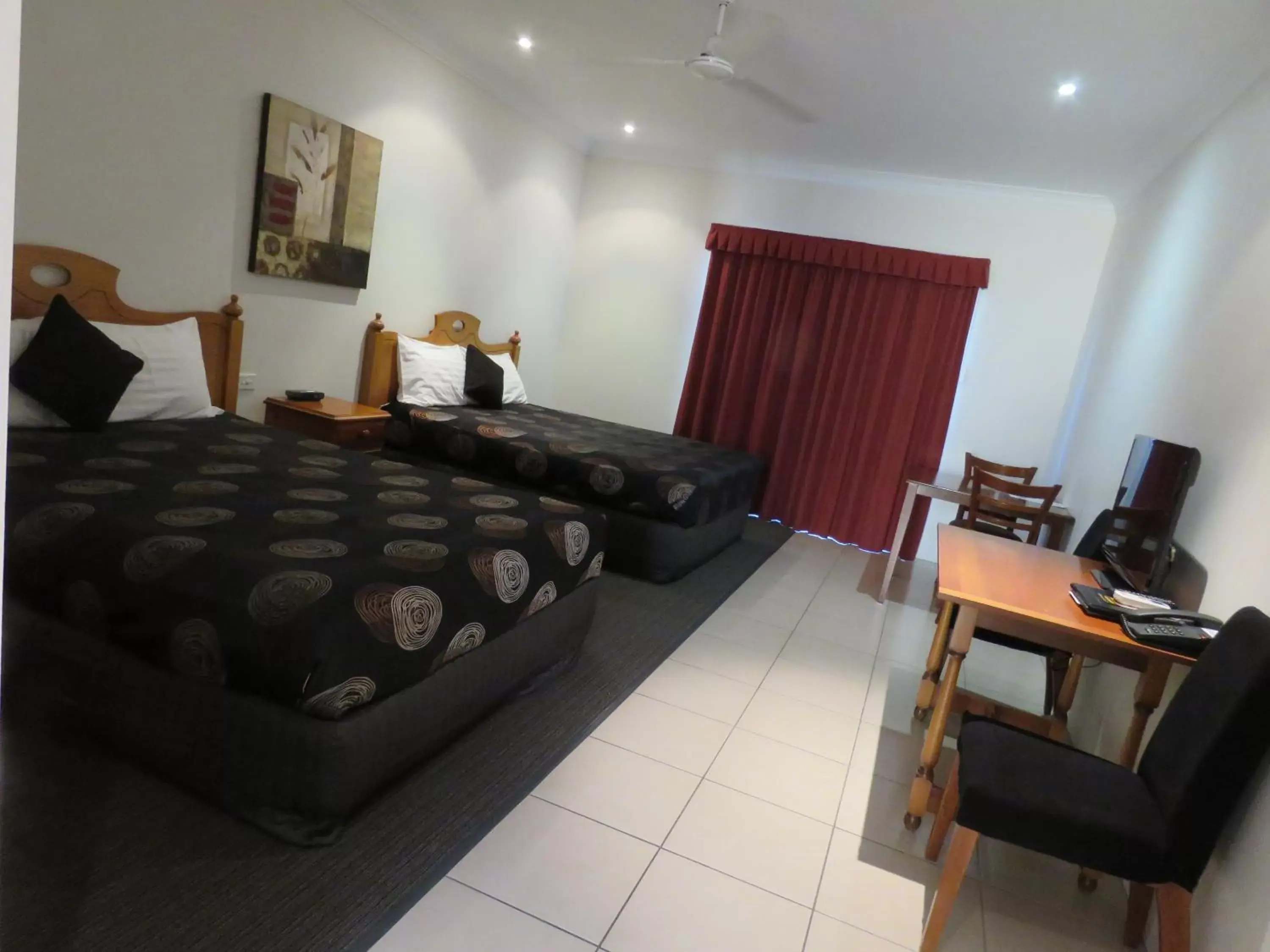 Twin Room with Spa Bath in Emerald Gardens Motel & Apartments Twin Room with Spa Bath in Emerald Gardens Motel & Apartments