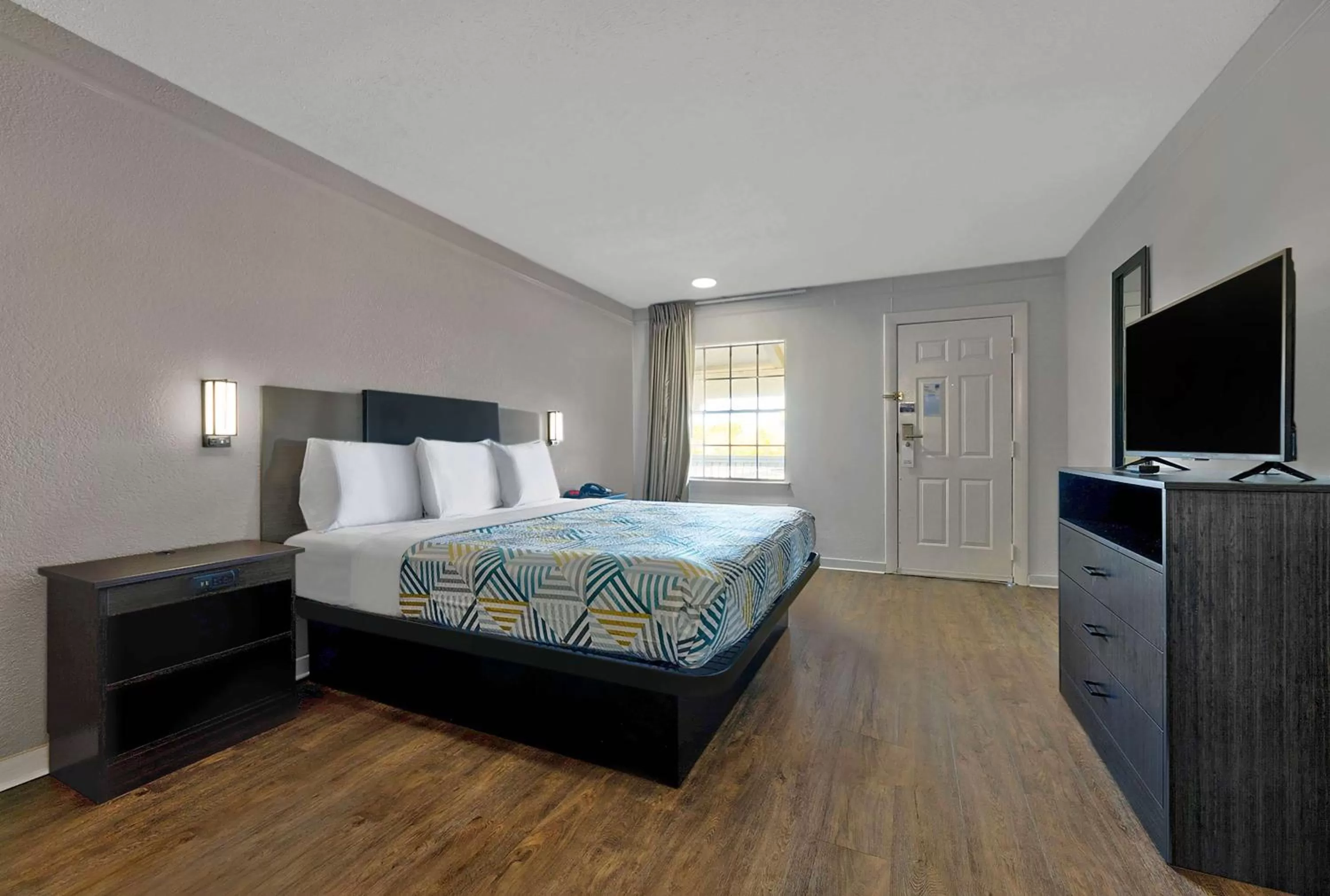 Photo of the whole room, Bed in Studio 6-Denton, TX - UNT