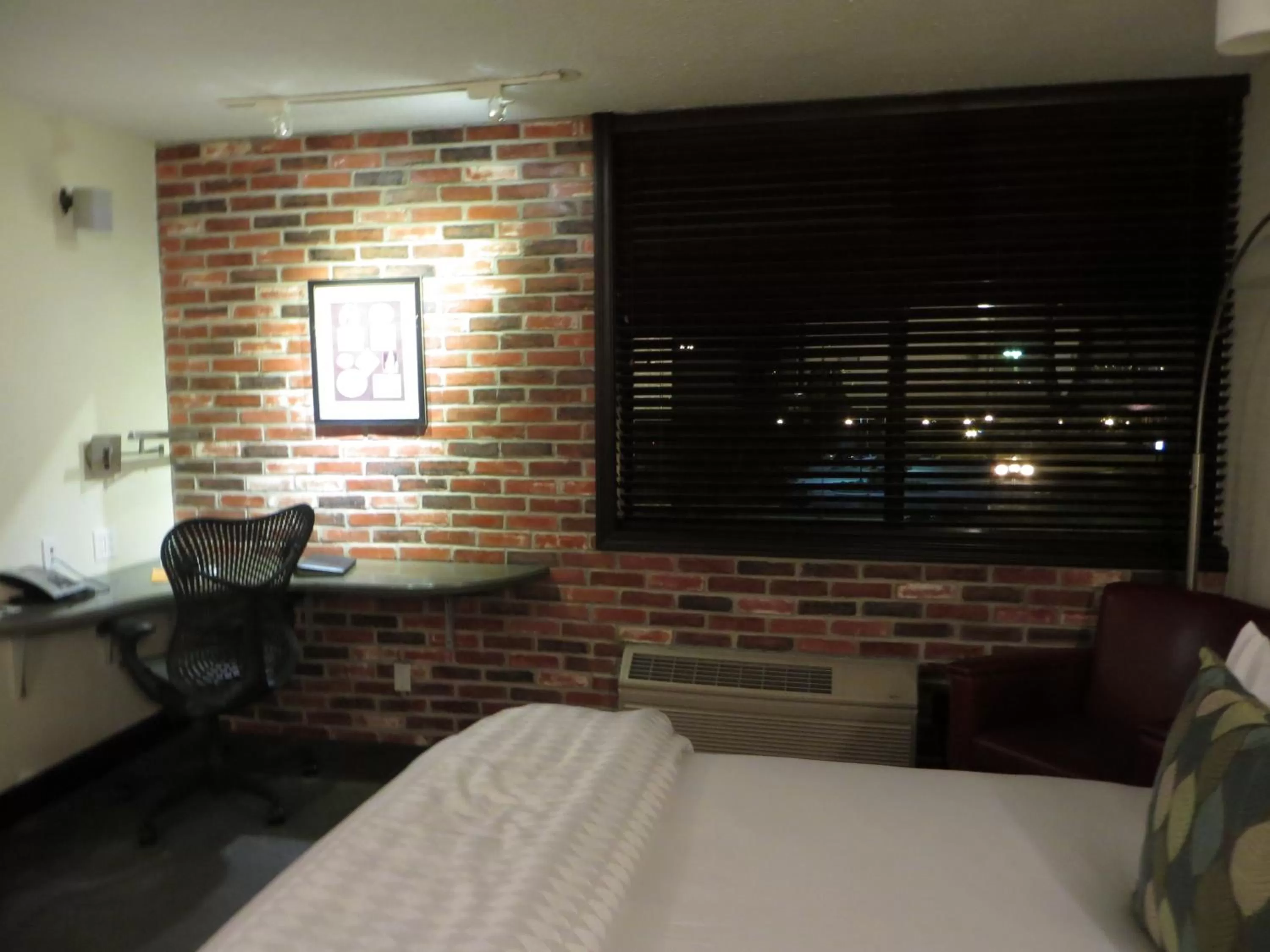 Bed, TV/Entertainment Center in Mark Twain Hotel