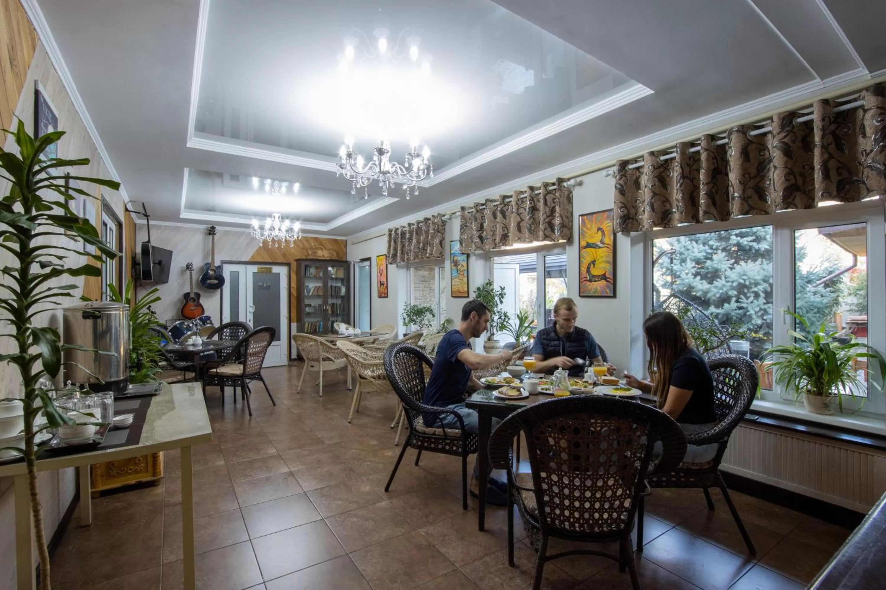 Restaurant/places to eat in Kausar Hotel