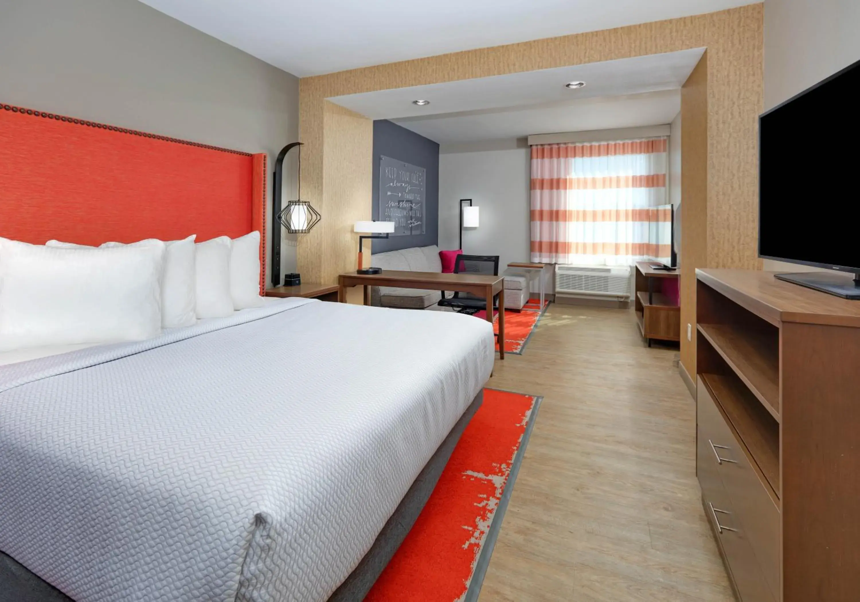 Deluxe King Room with Bath Tub - Mobility/Hearing Accessible - Non-Smoking in La Quinta Inn & Suites by Wyndham Lakeway Deluxe King Room with Bath Tub - Mobility/Hearing Accessible - Non-Smoking in La Quinta Inn & Suites by Wyndham Lakeway