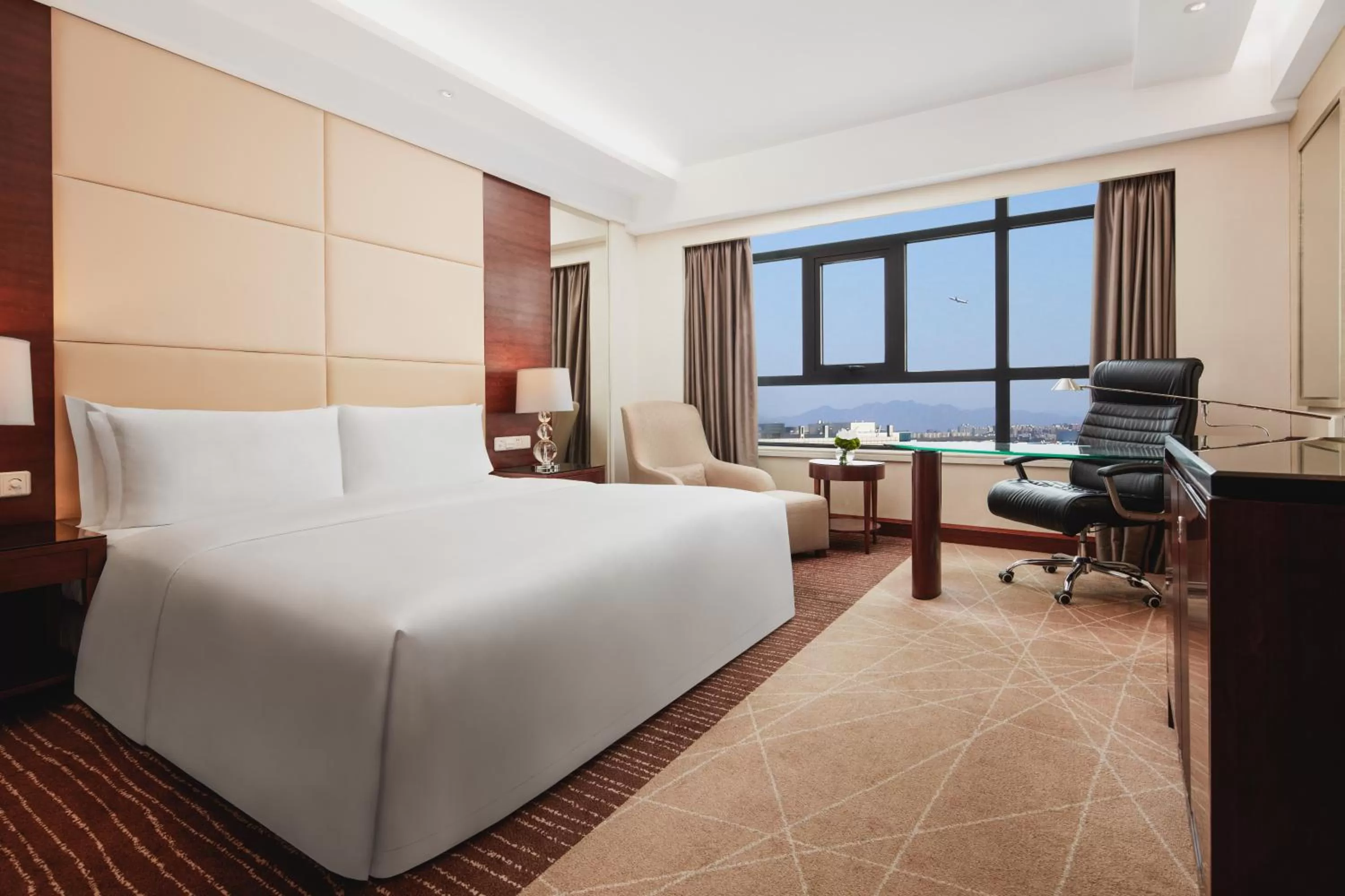 Bedroom, Bed in Crowne Plaza Beijing International Airport by IHG
