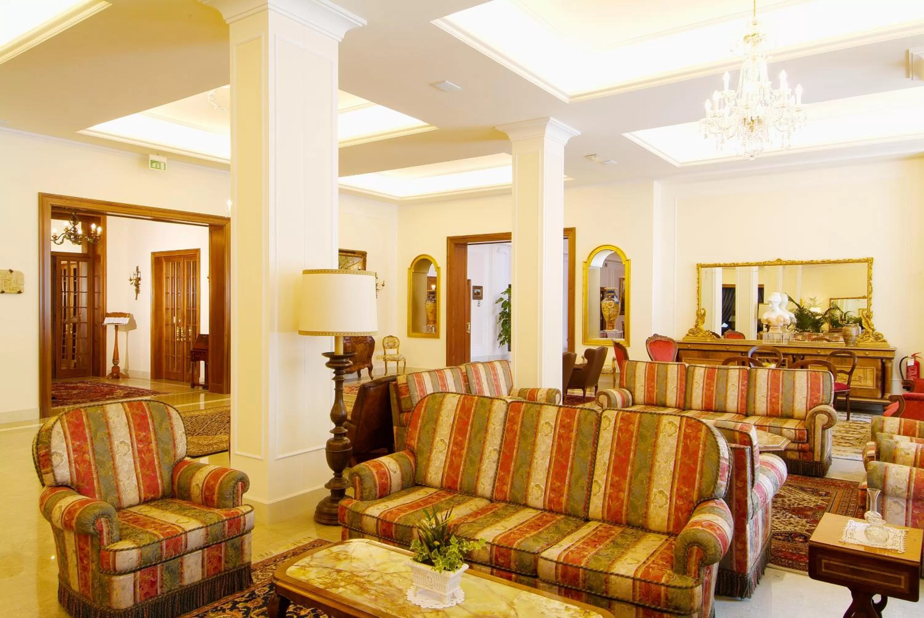 Lobby or reception in Hotel La Residence & Idrokinesis