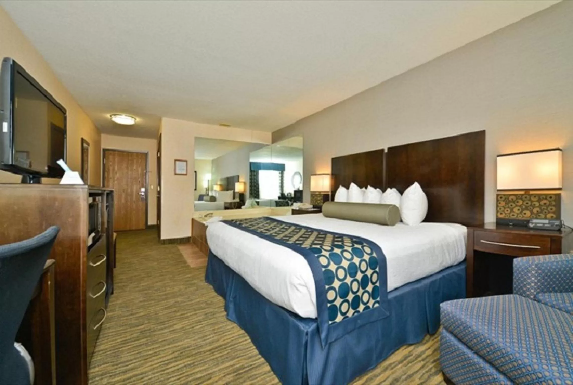 Hot Tub, Bed in Best Western Plus Coldwater Hotel