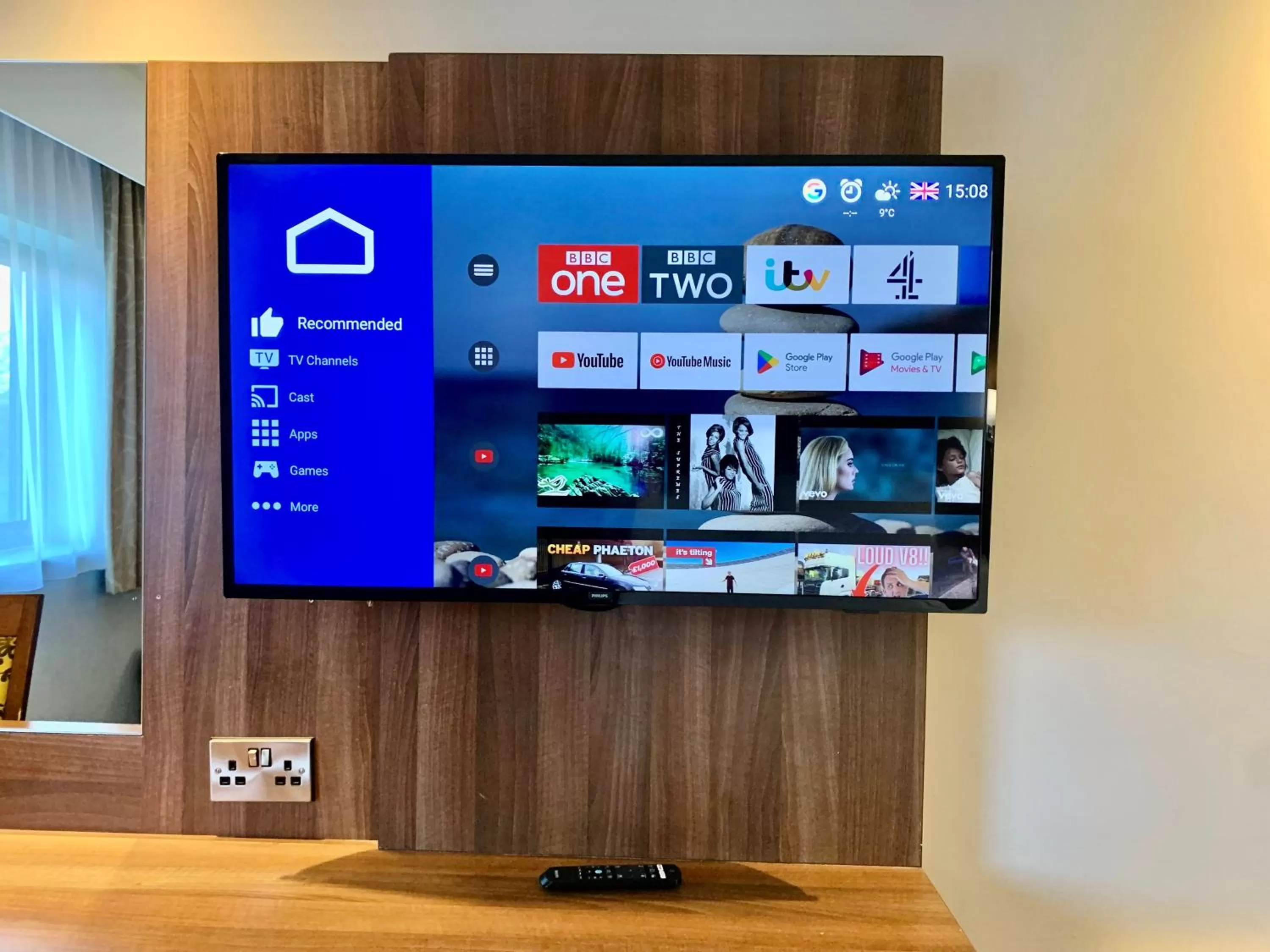 TV and multimedia in Days Inn Wetherby