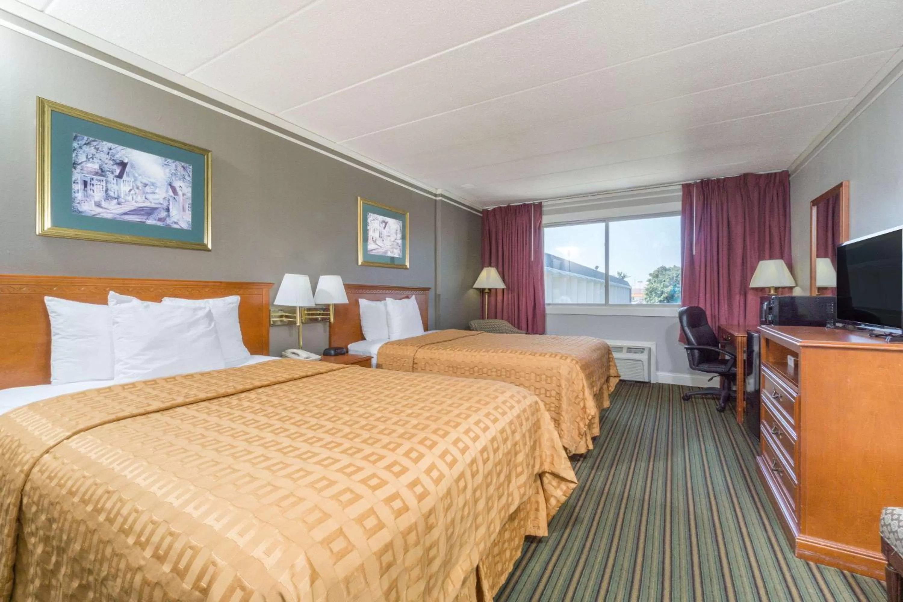 Photo of the whole room, Bed in Days Inn by Wyndham Columbus East Airport