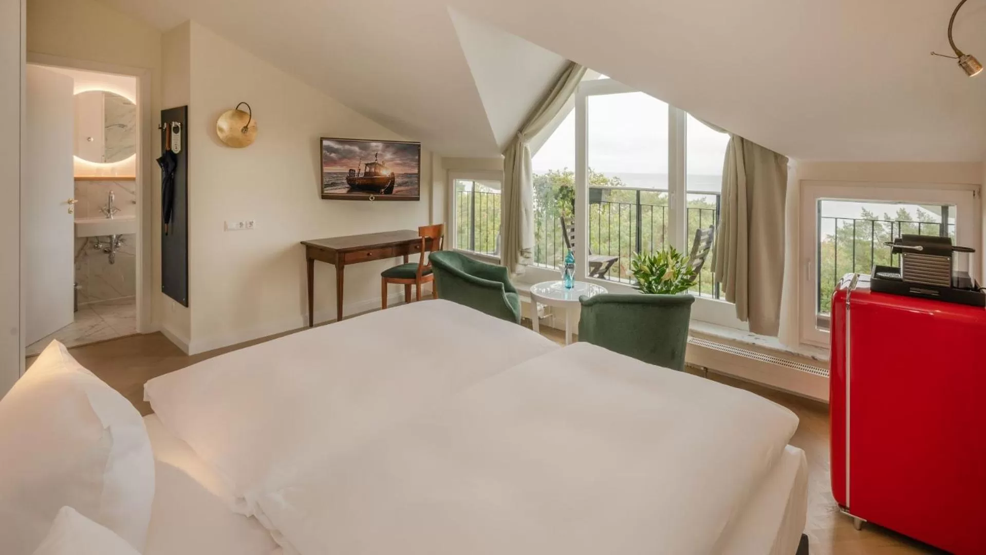 Photo of the whole room, Bed in Strandhotel Heringsdorf mit Soleaußenpool 30 Grad