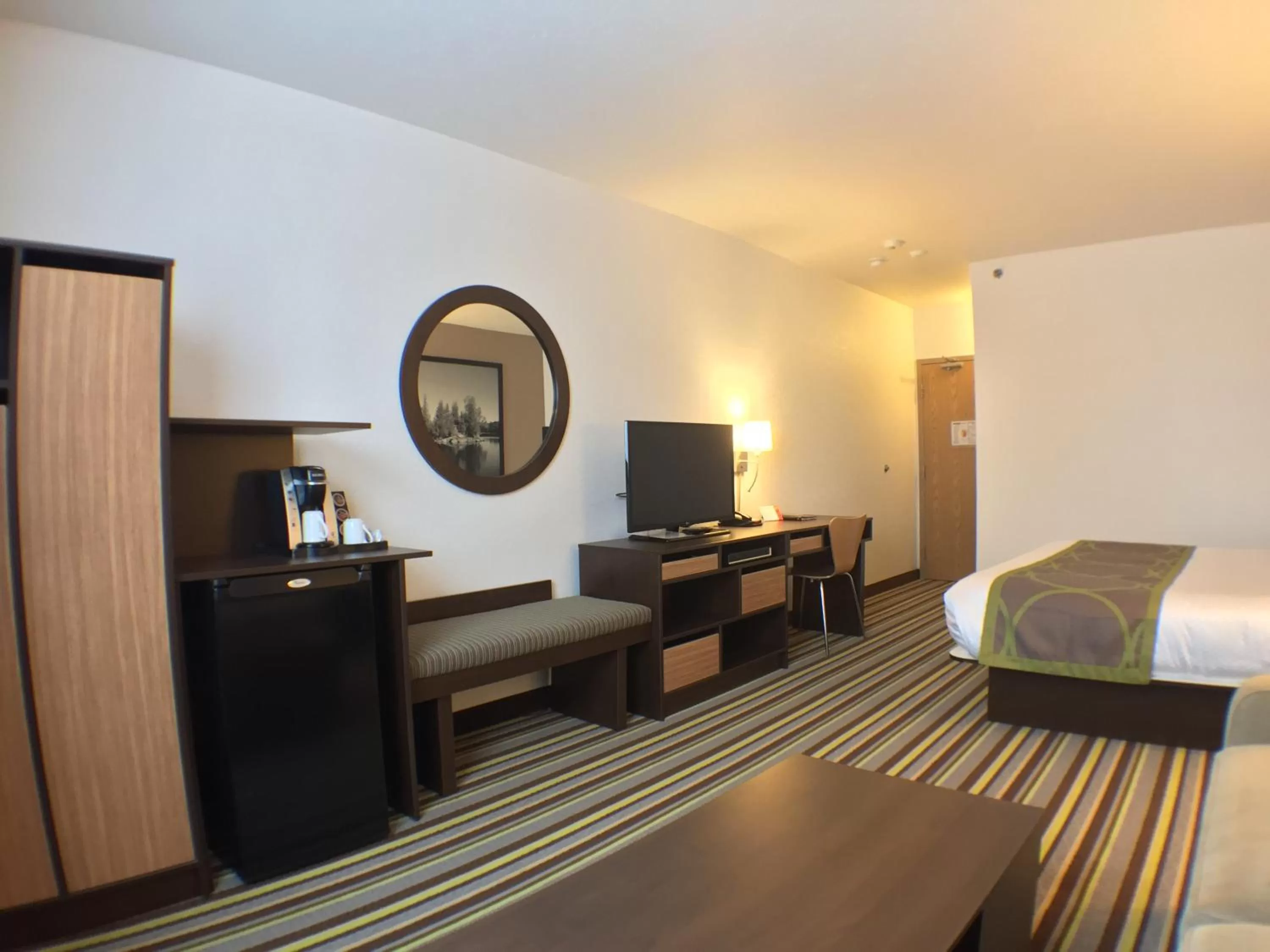 Photo of the whole room, Bed in Super 8 by Wyndham Kenora