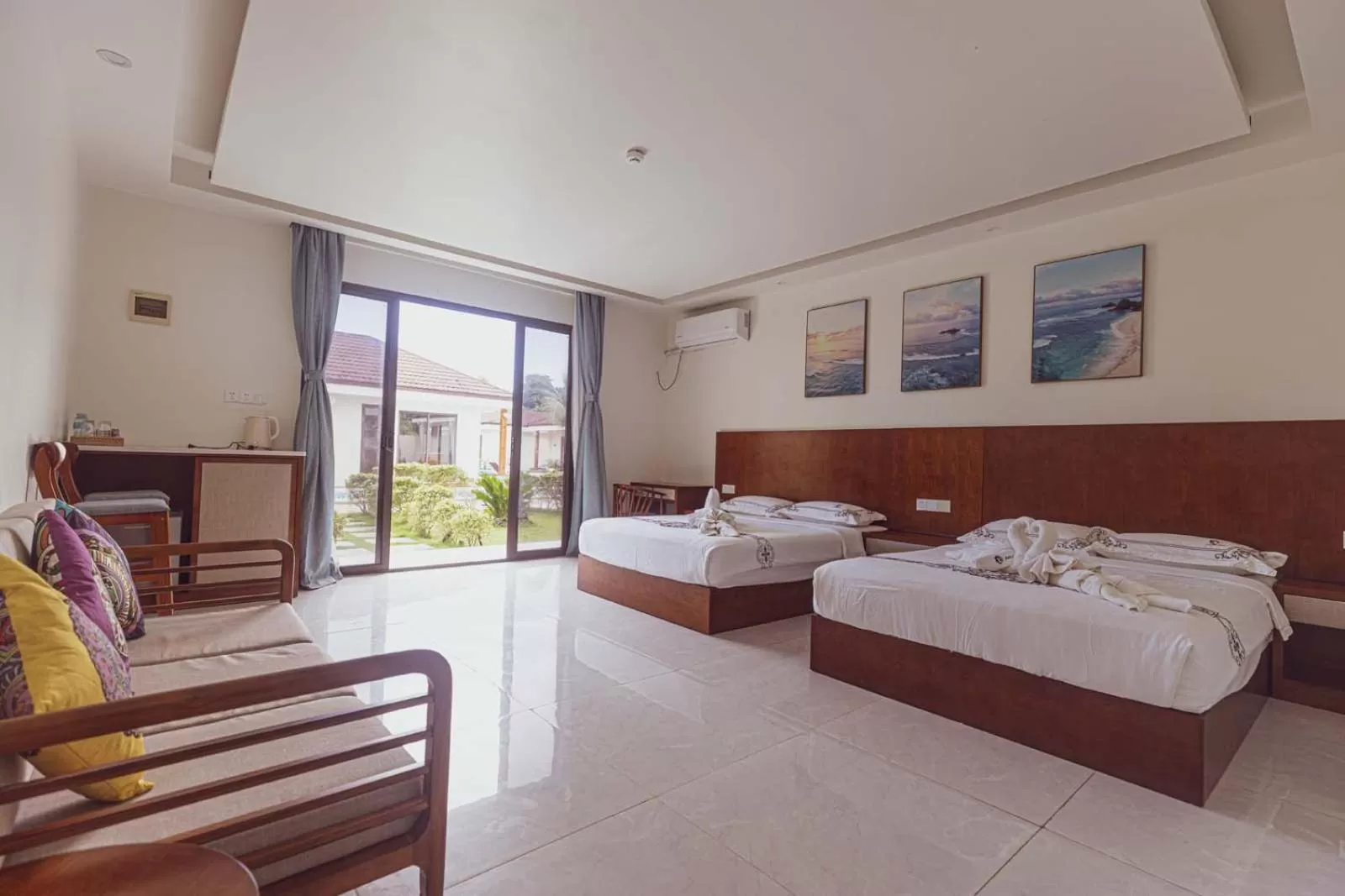 Photo of the whole room, Bed in Amphitrite Resort