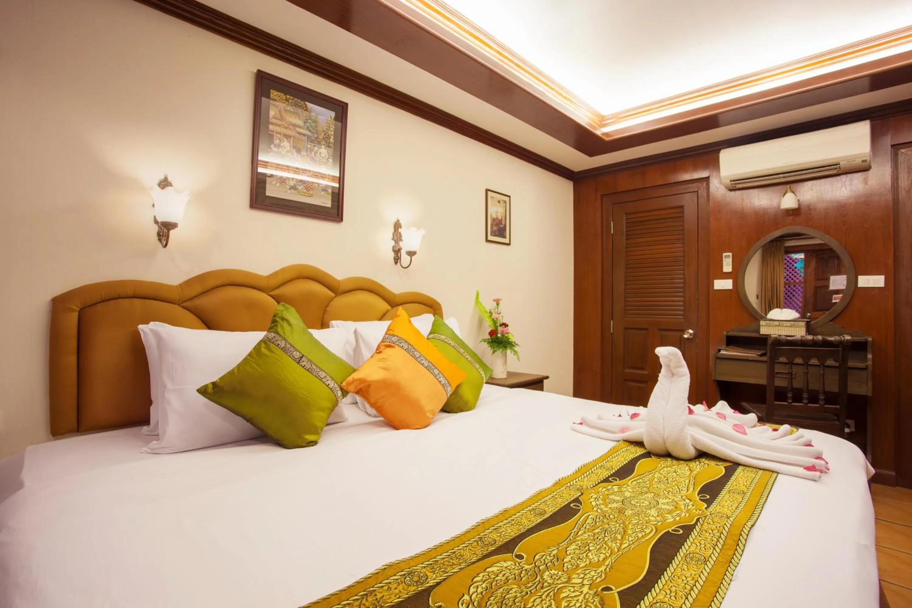 Bed in Royal Phawadee Village Patong - 2 Minutes walk to the beach