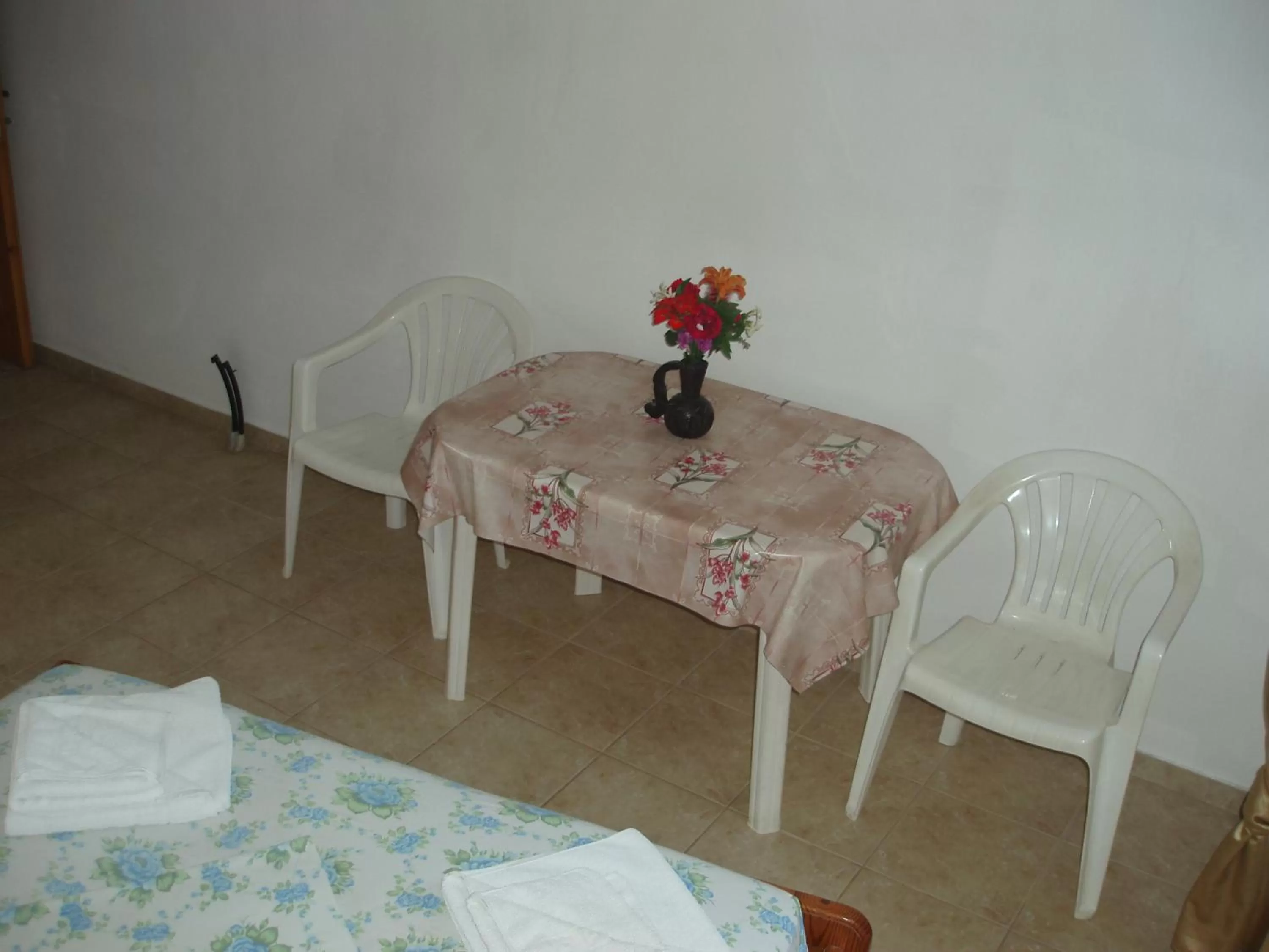 Dining area, Bed in skiathos studios HL