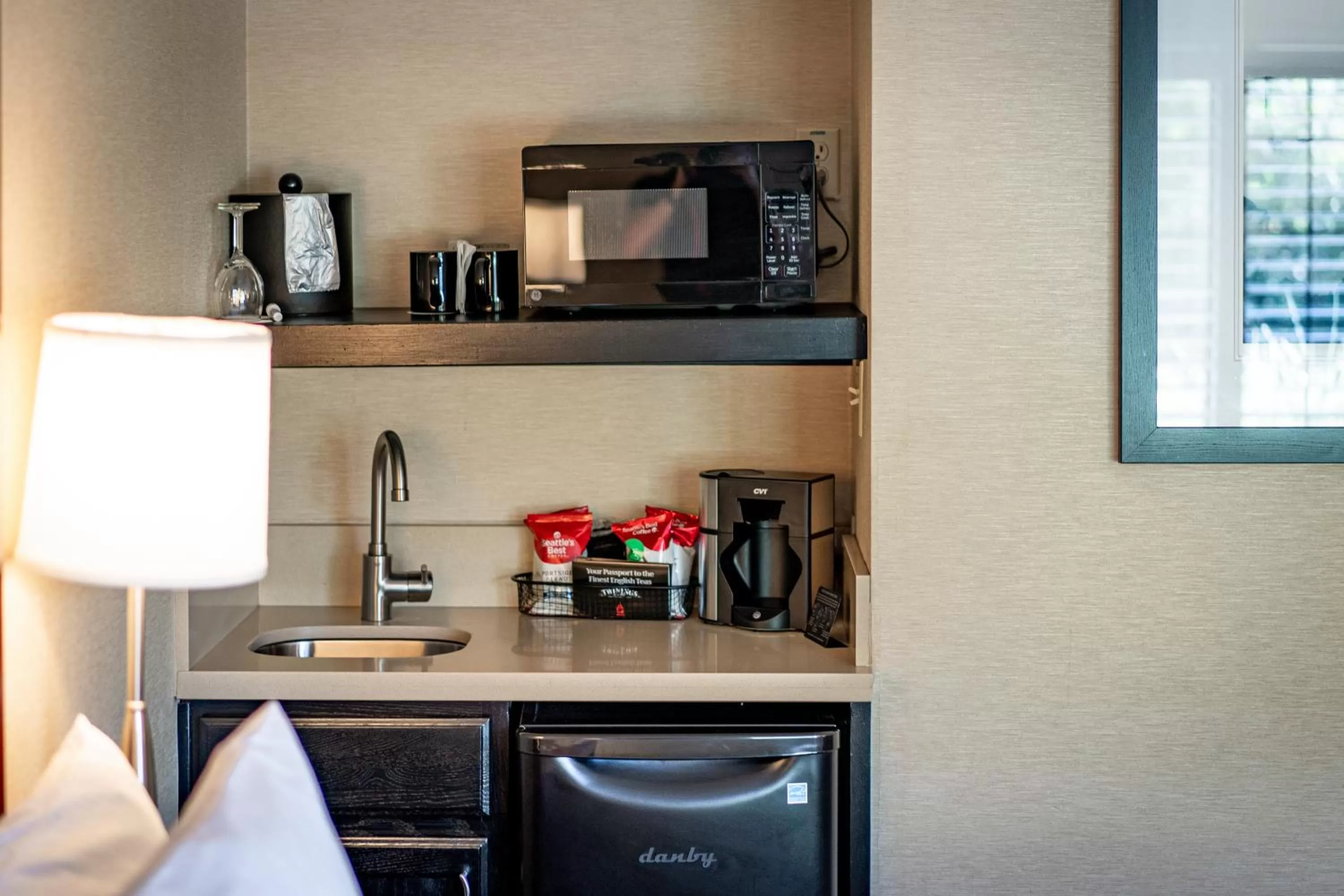 Kitchen or kitchenette in Best Western Plus Stevenson Manor