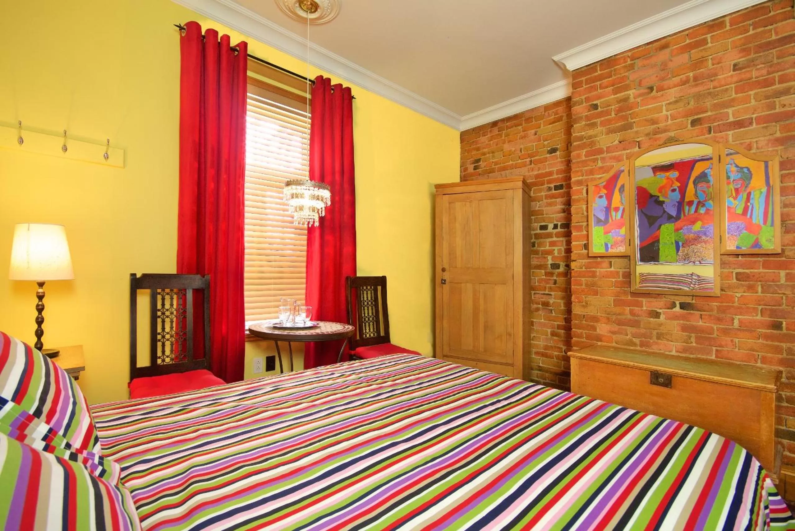 Photo of the whole room, Bed in Auberge Les Bons Matins