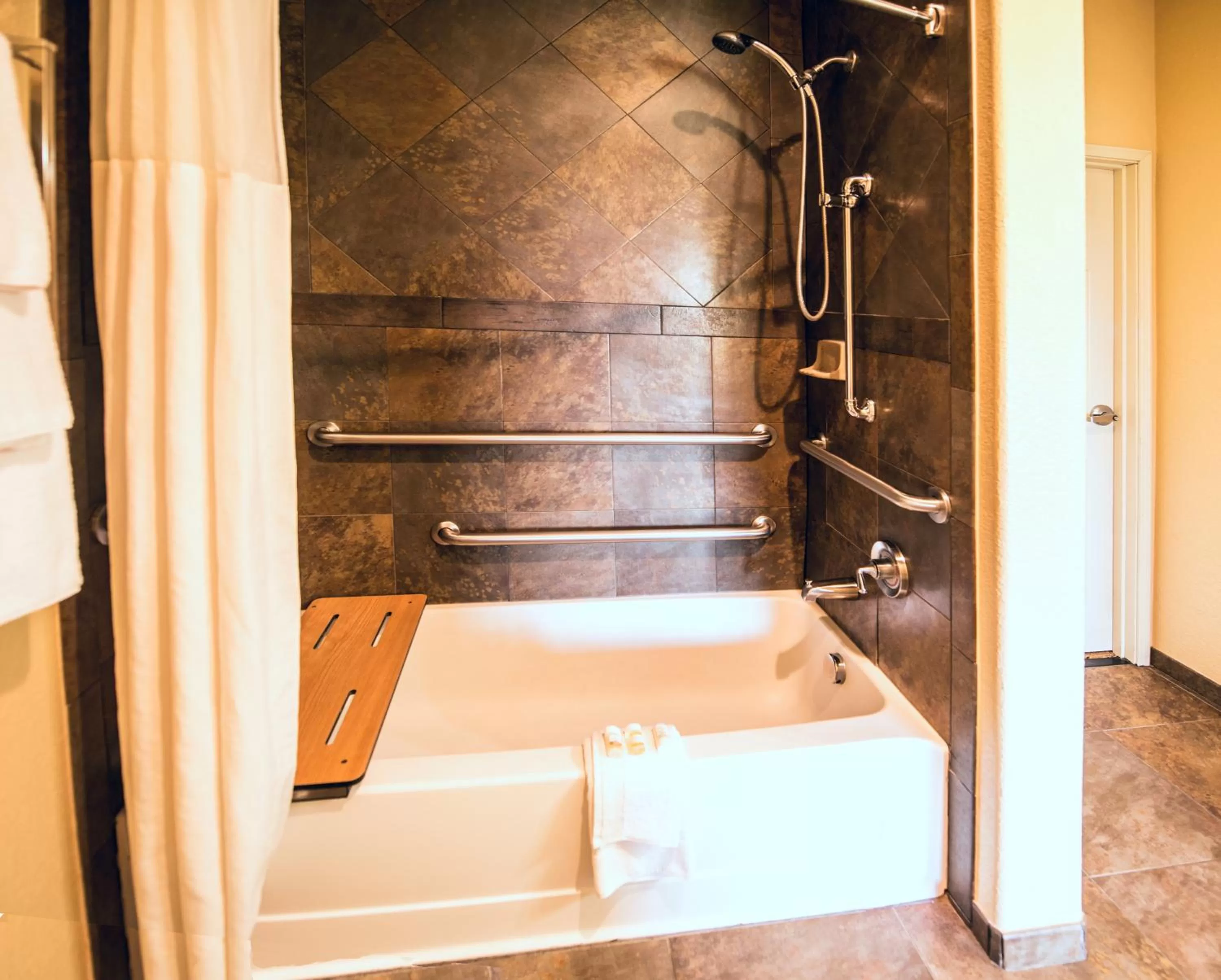 Bathroom, Bed in La Quinta by Wyndham Marble Falls