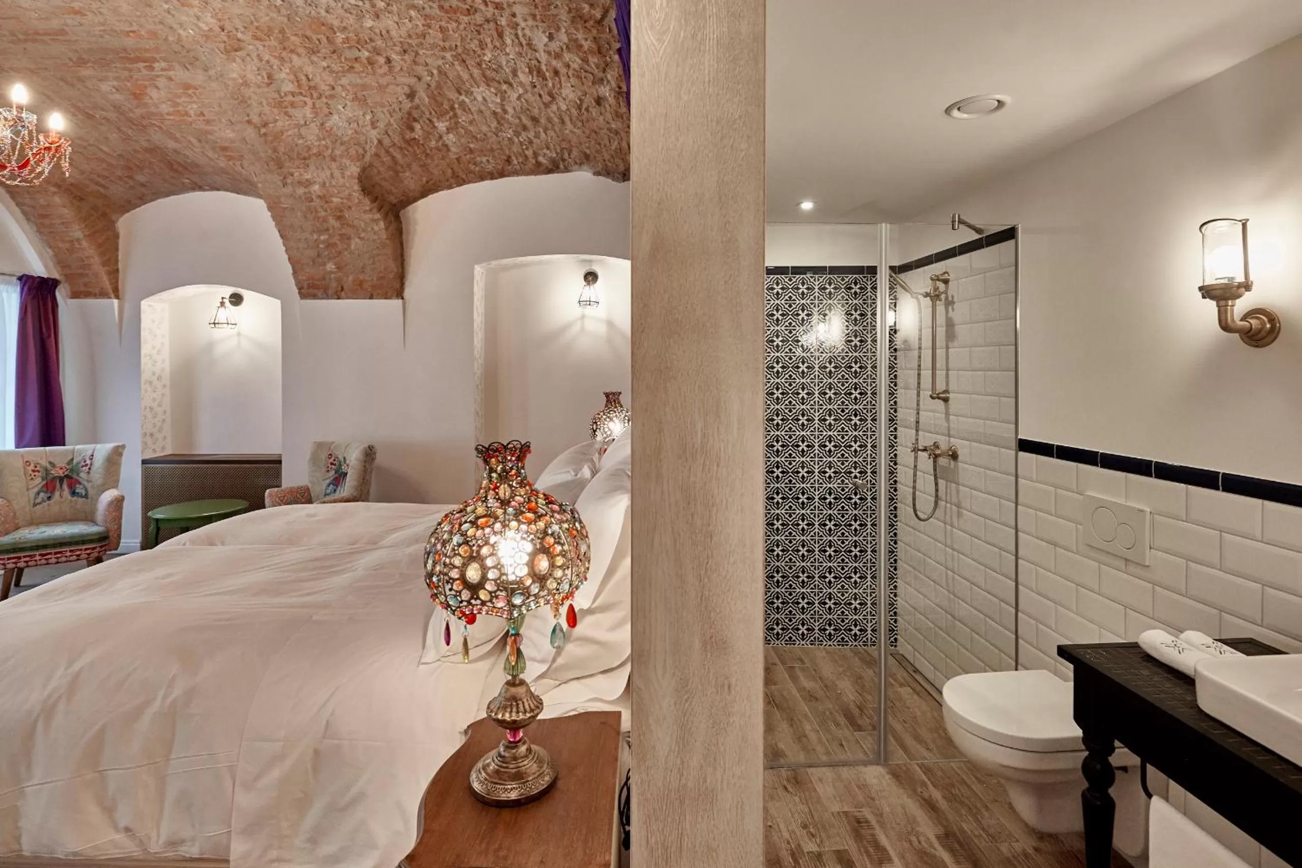 Shower, Bed in Maison Bistro & Hotel
