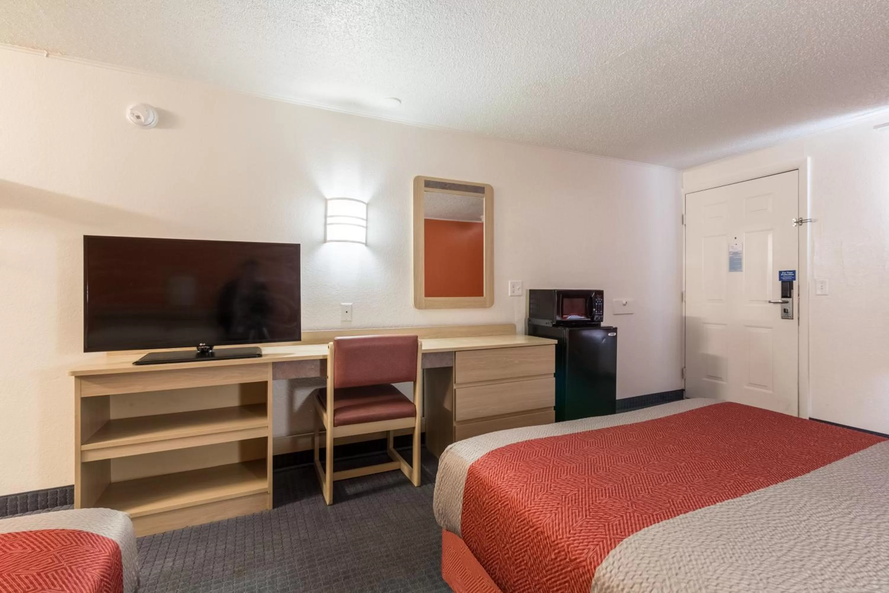 Bedroom, Bed in Travelodge by Wyndham Lansing