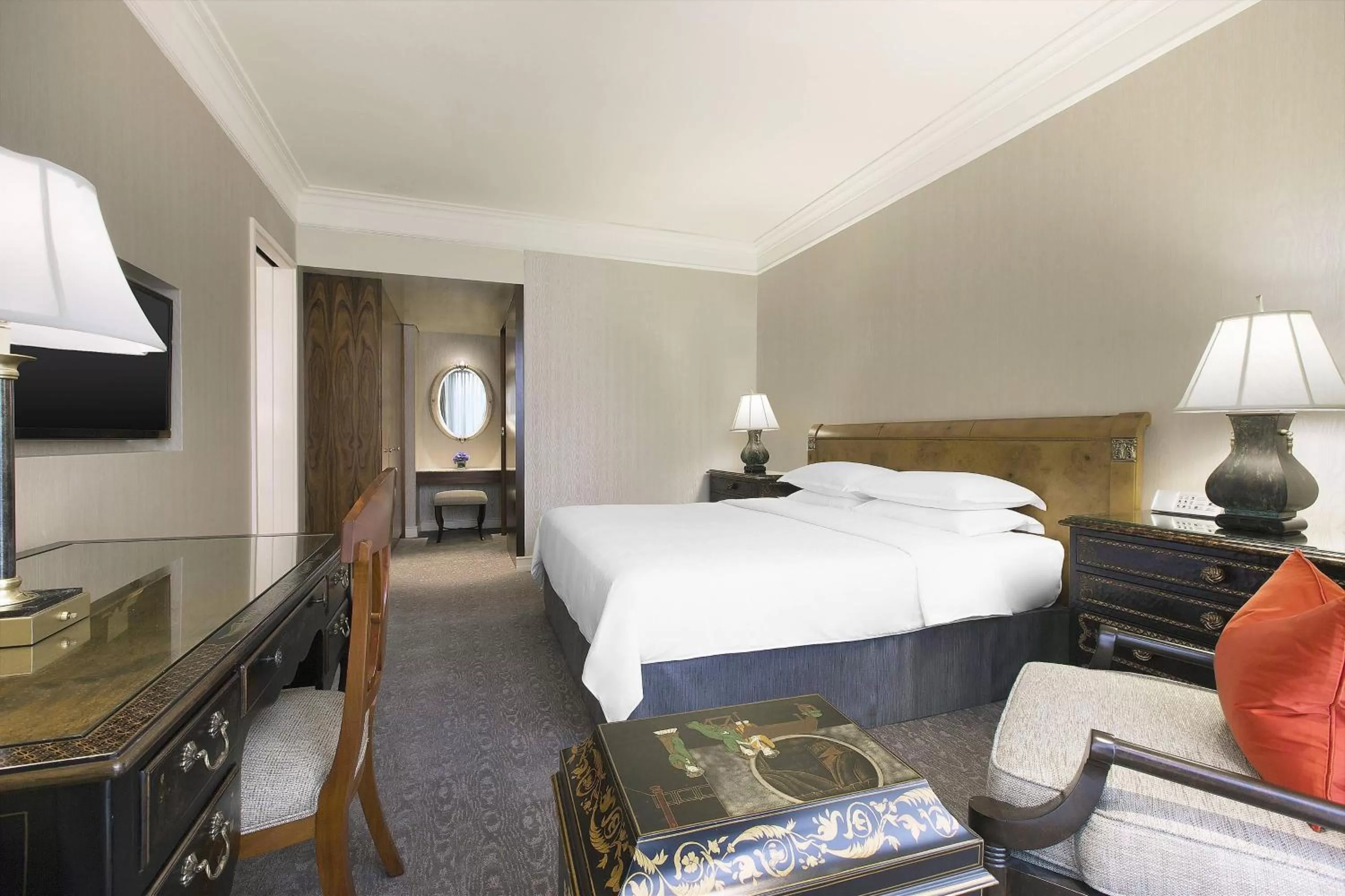 Bedroom, Bed in Sheraton Towers Singapore Hotel