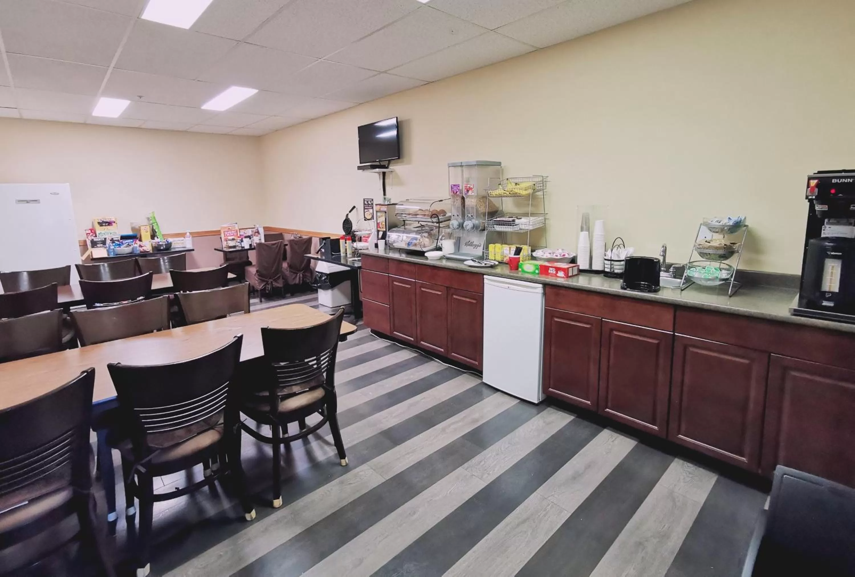 Breakfast in MountainView Hotel Merritt