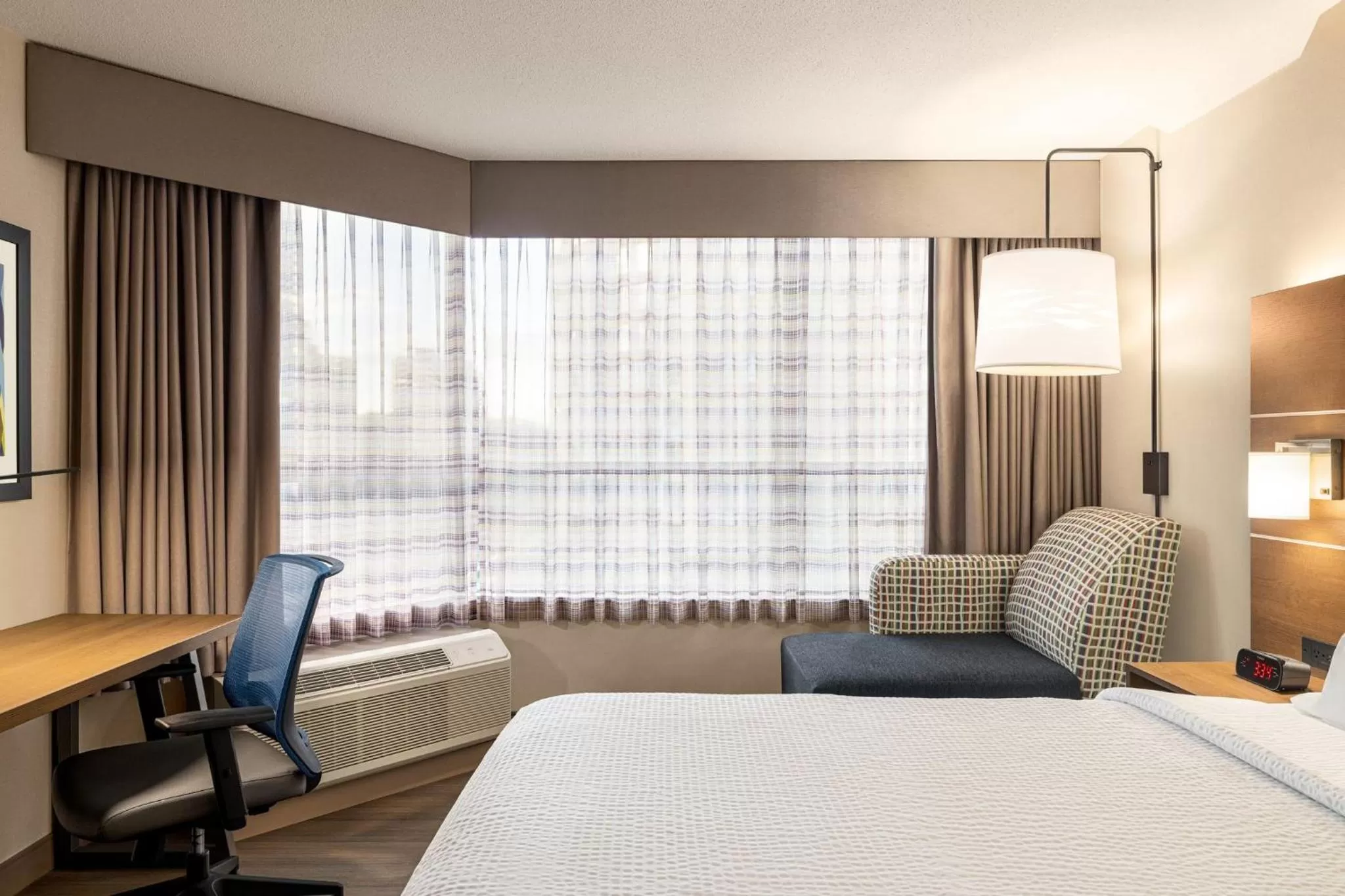 Photo of the whole room, Bed in Holiday Inn Express Vancouver-Metrotown (Burnaby)