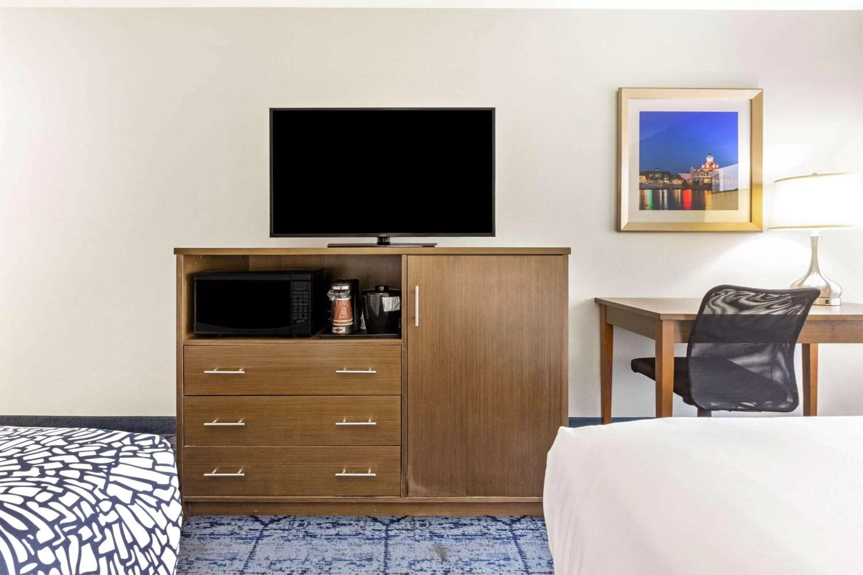 Photo of the whole room, Bed in La Quinta by Wyndham NE Long Beach/Cypress