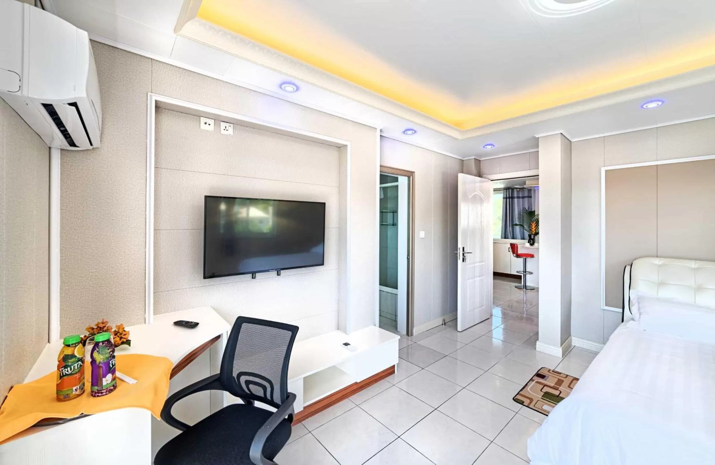 TV and multimedia, Bed in Riverside Hotel