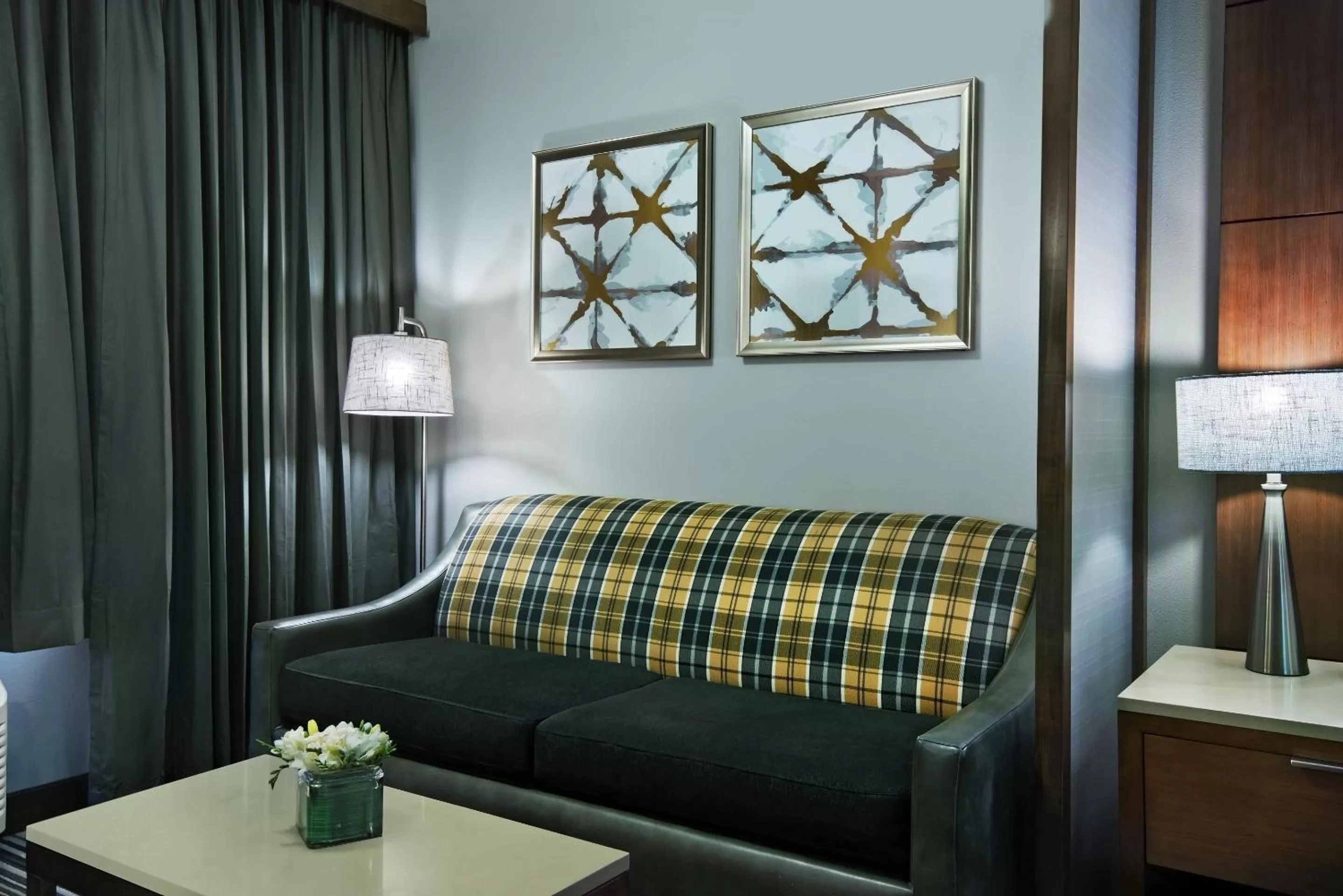 Seating area, Bed in Oxford Suites Spokane Downtown