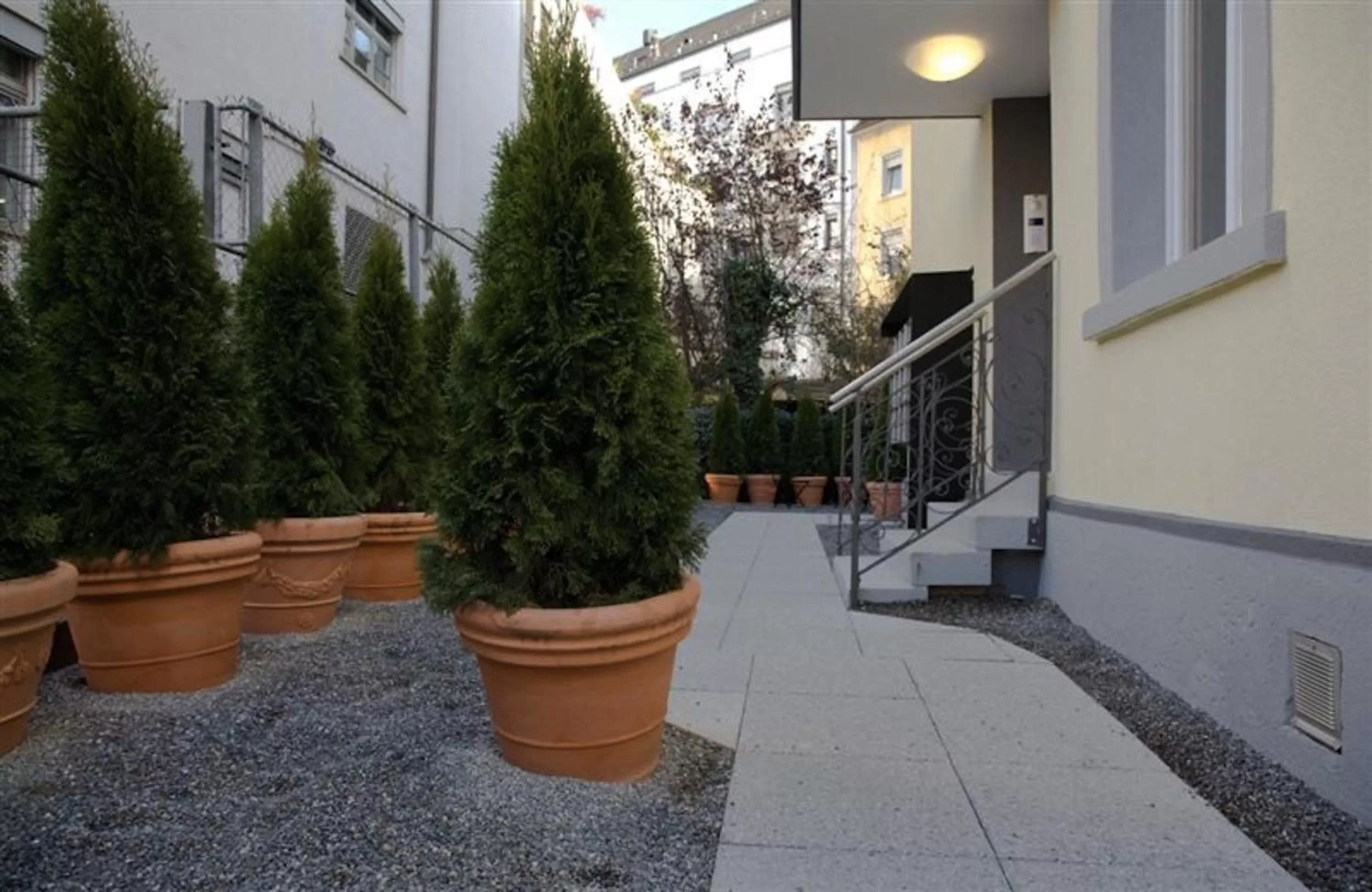 Garden in The Henry Self Check-In Guesthouse