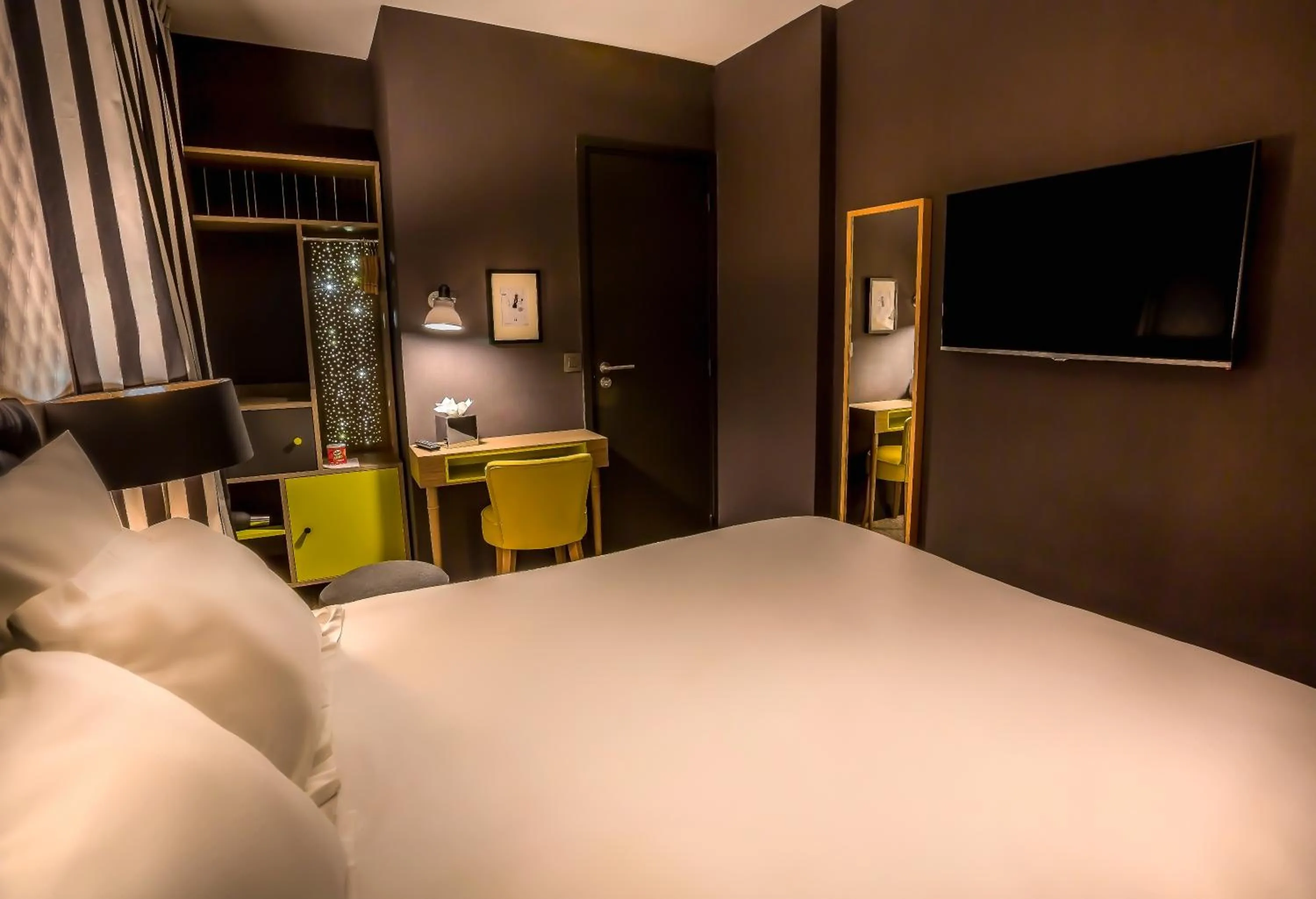 Bedroom, Bed in Hôtel La Parizienne - Proche Montparnasse