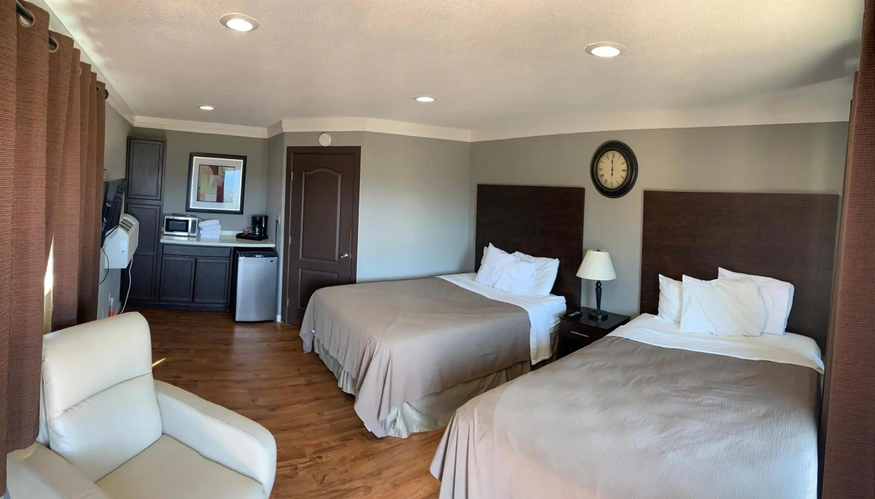 Bed in Mountain Trail Lodge and Vacation Rentals